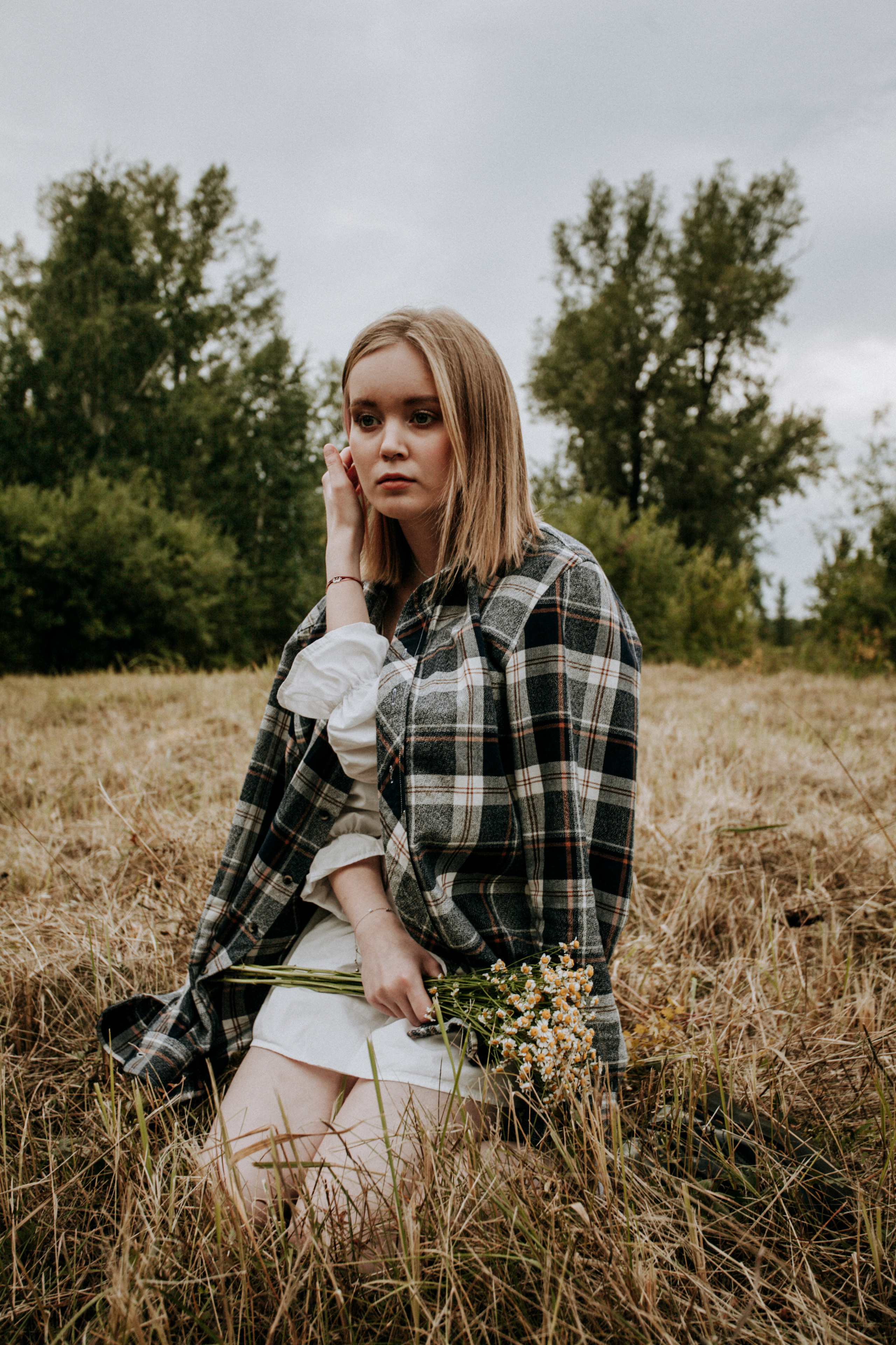 поле красивая невеста осень природа флер рубашка в клетку