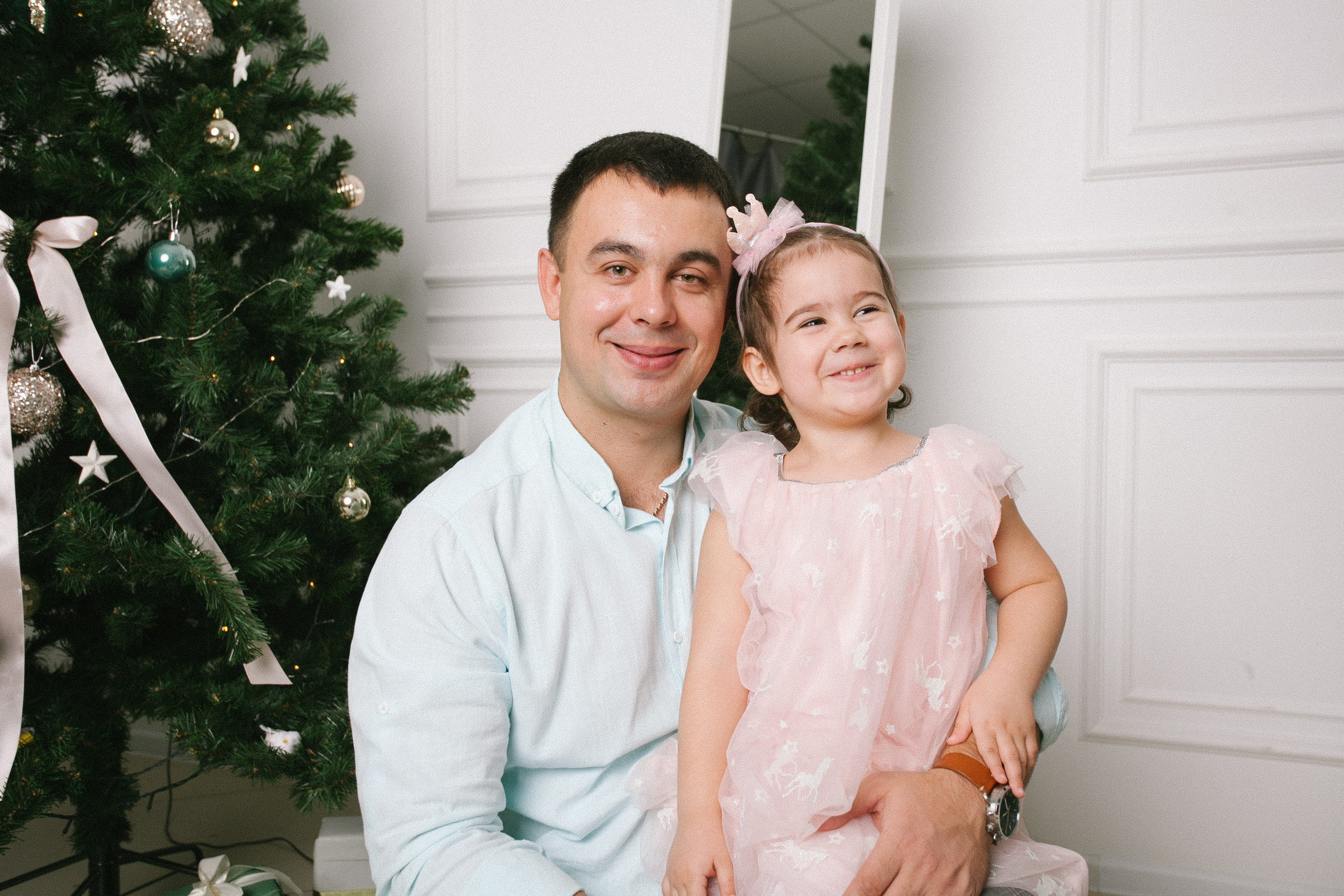 счастливая семья фотосессия в студии вместе любовь новый год