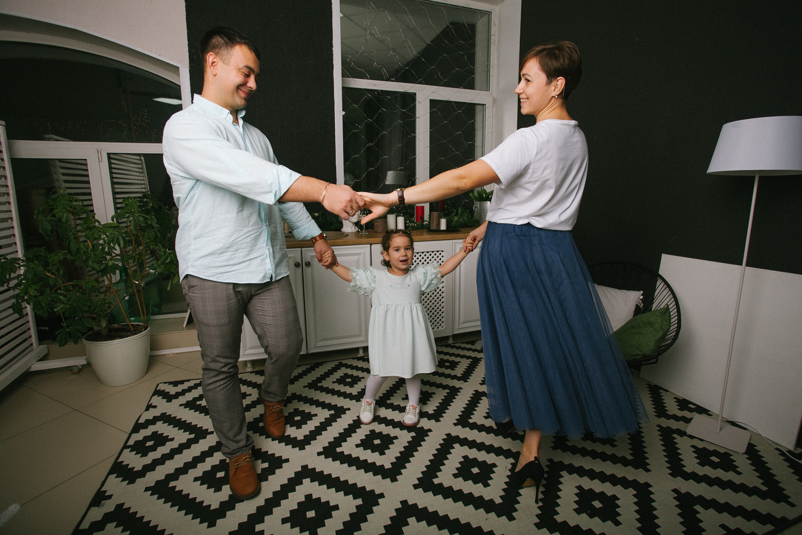 счастливая семья фотосессия в студии вместе 