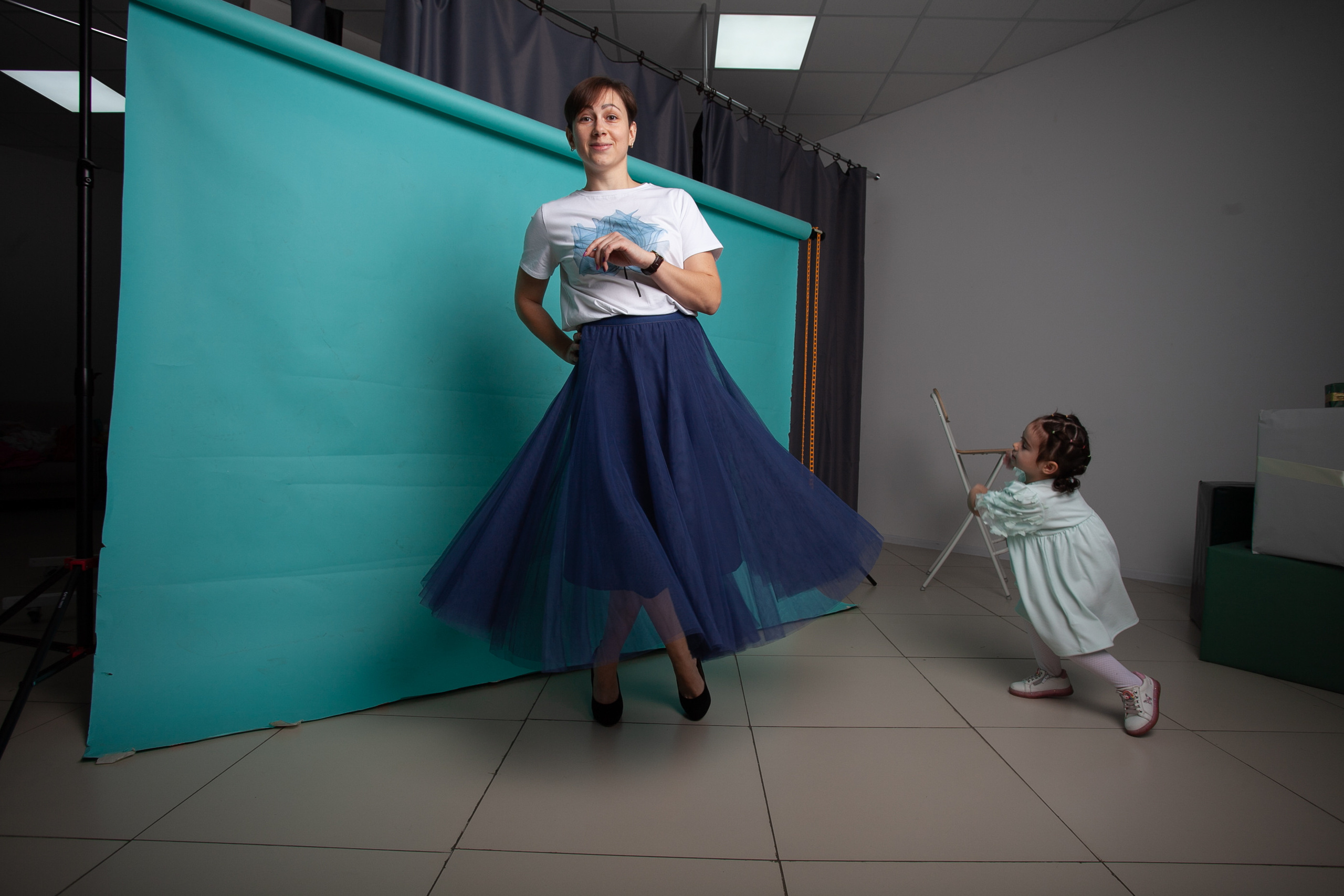 счастливая семья фотосессия в студии вместе мама дочь