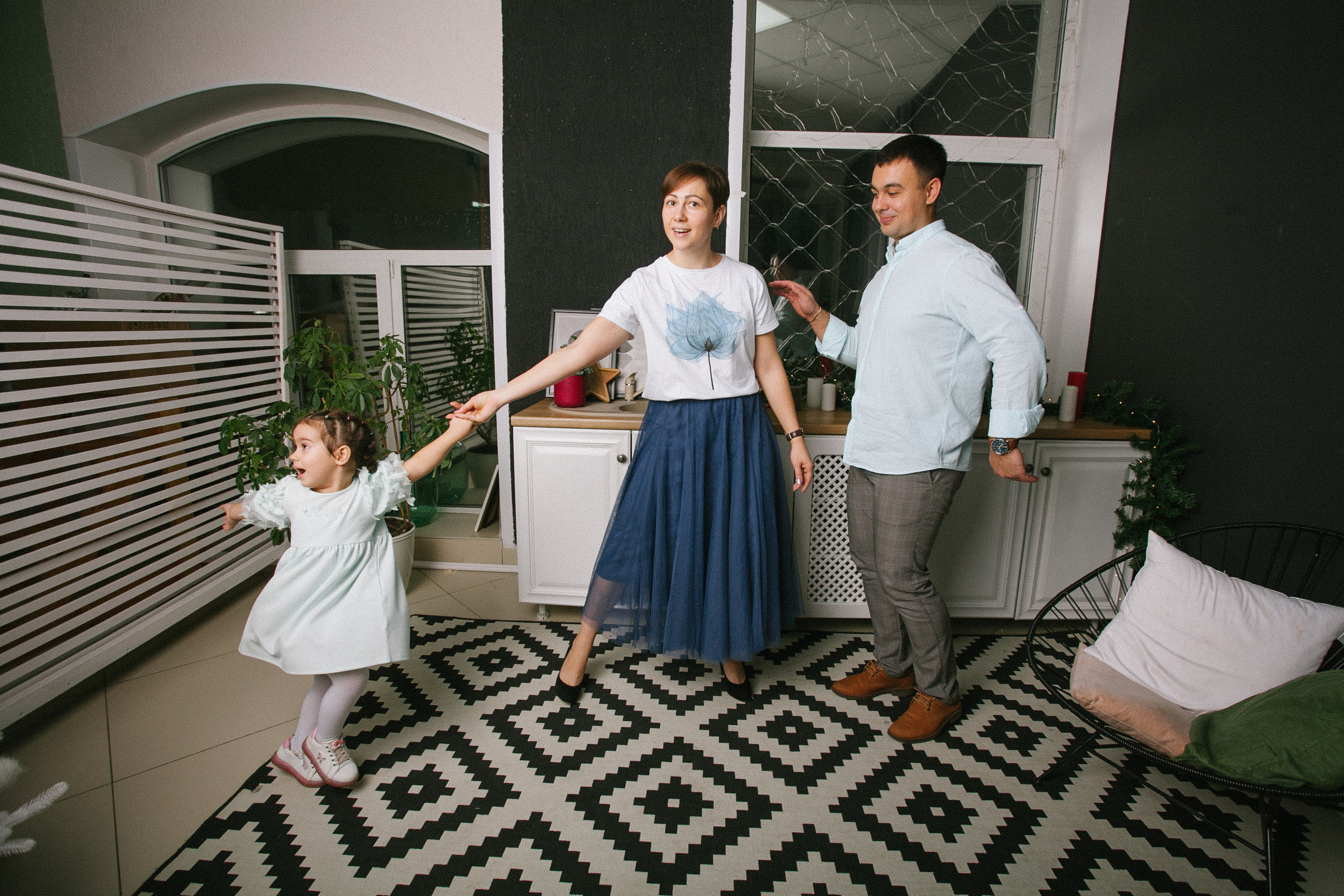 счастливая семья фотосессия в студии вместе 