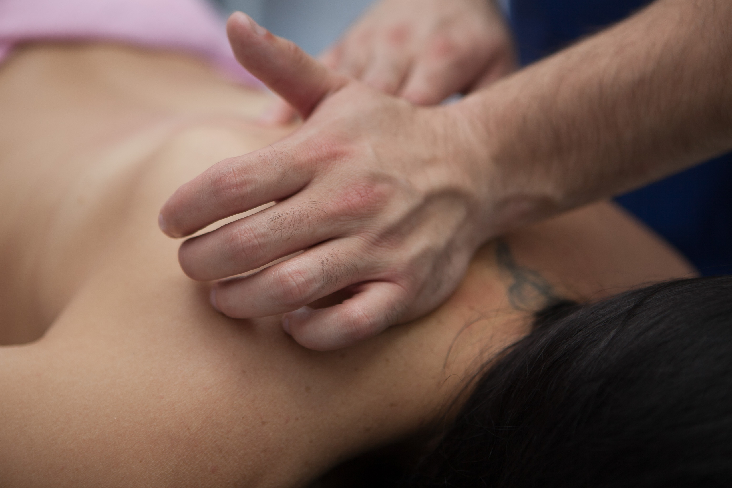 Массаж руки женская спина татуировка