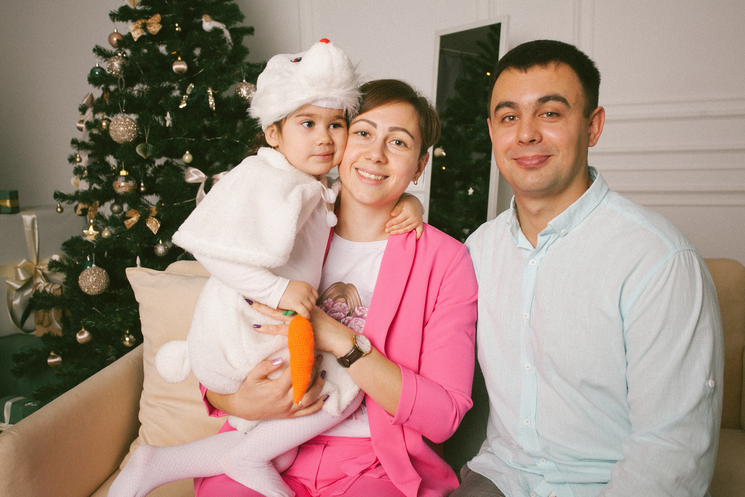 счастливая семья фотосессия в студии вместе любовь новый гоl