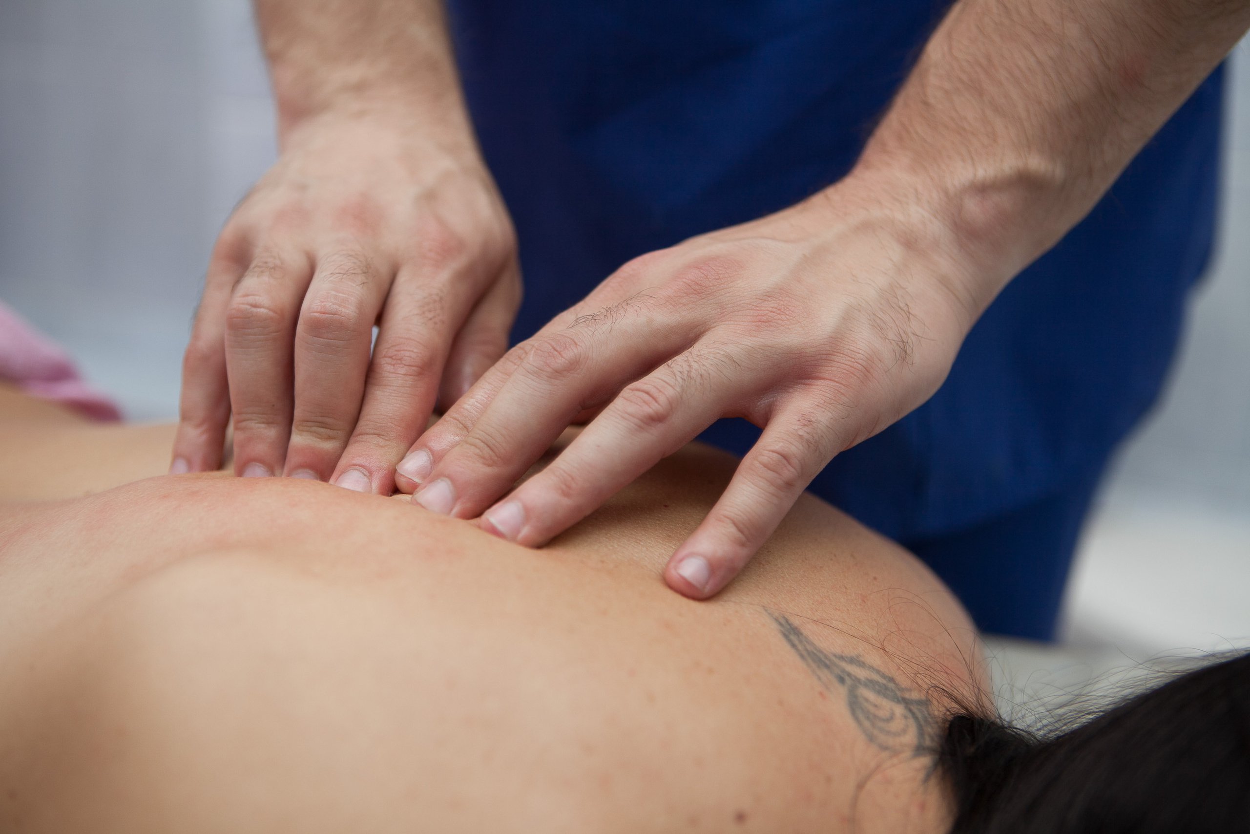 Массаж лечебный руки женская спина 