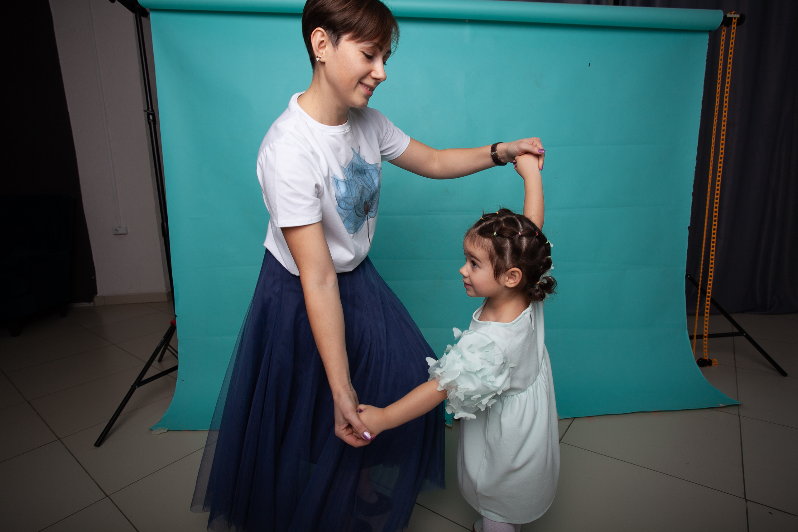 счастливая семья фотосессия в студии вместе мама дочь