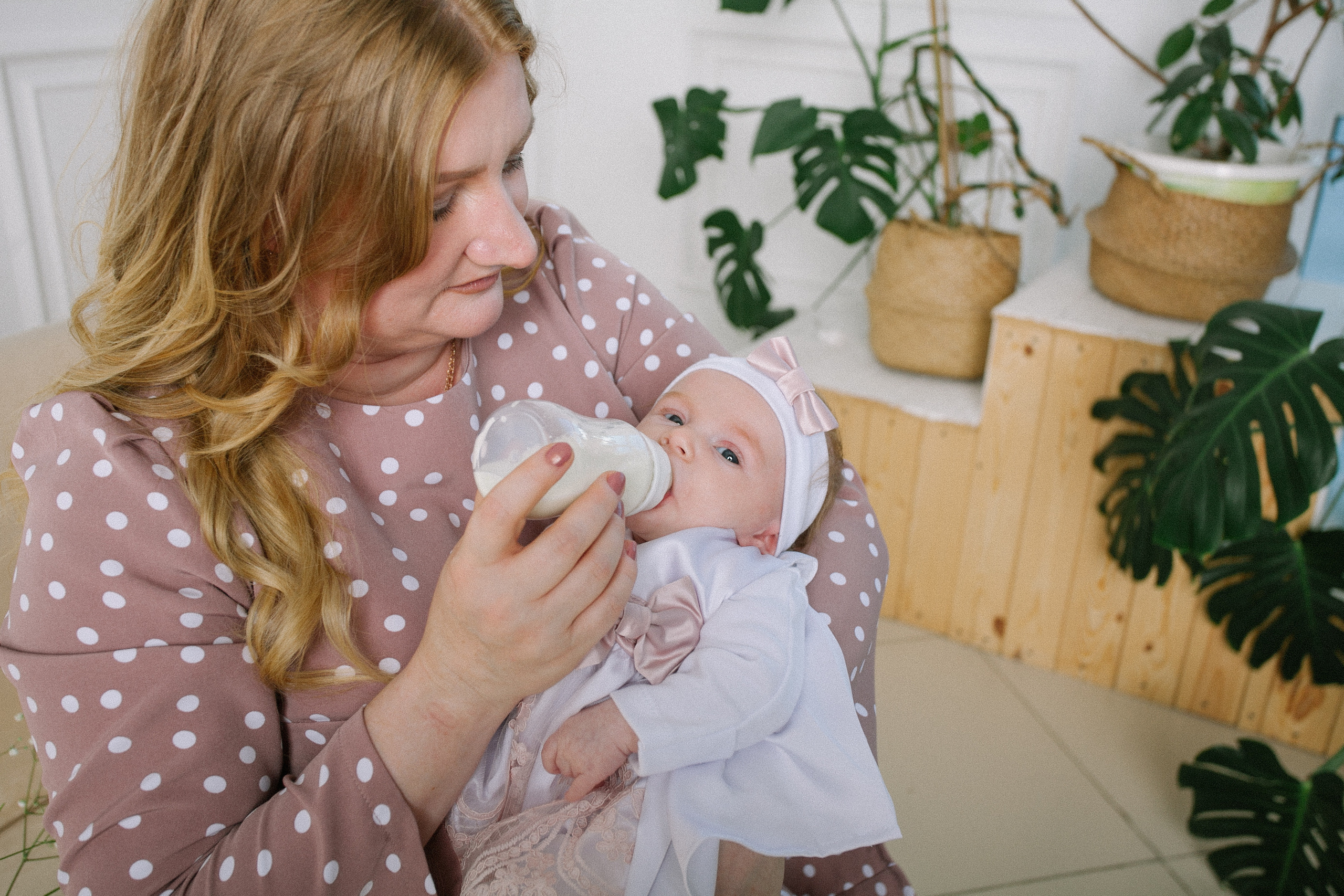 мама и малышка фотосессия пьет молоко 
