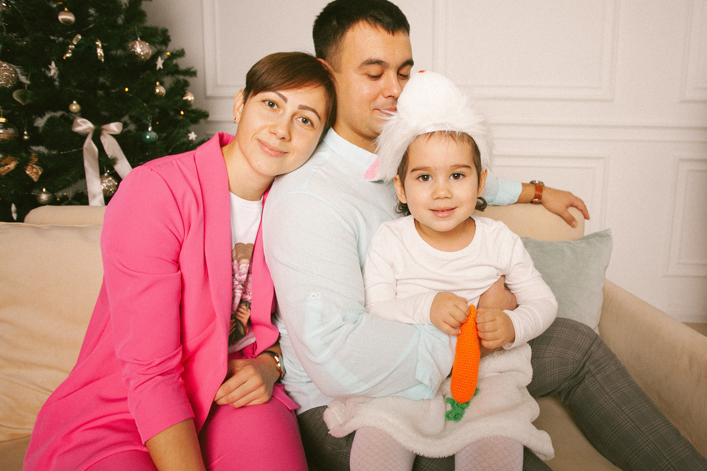 заяц счастливая семья фотосессия в студии вместе любовь новый год