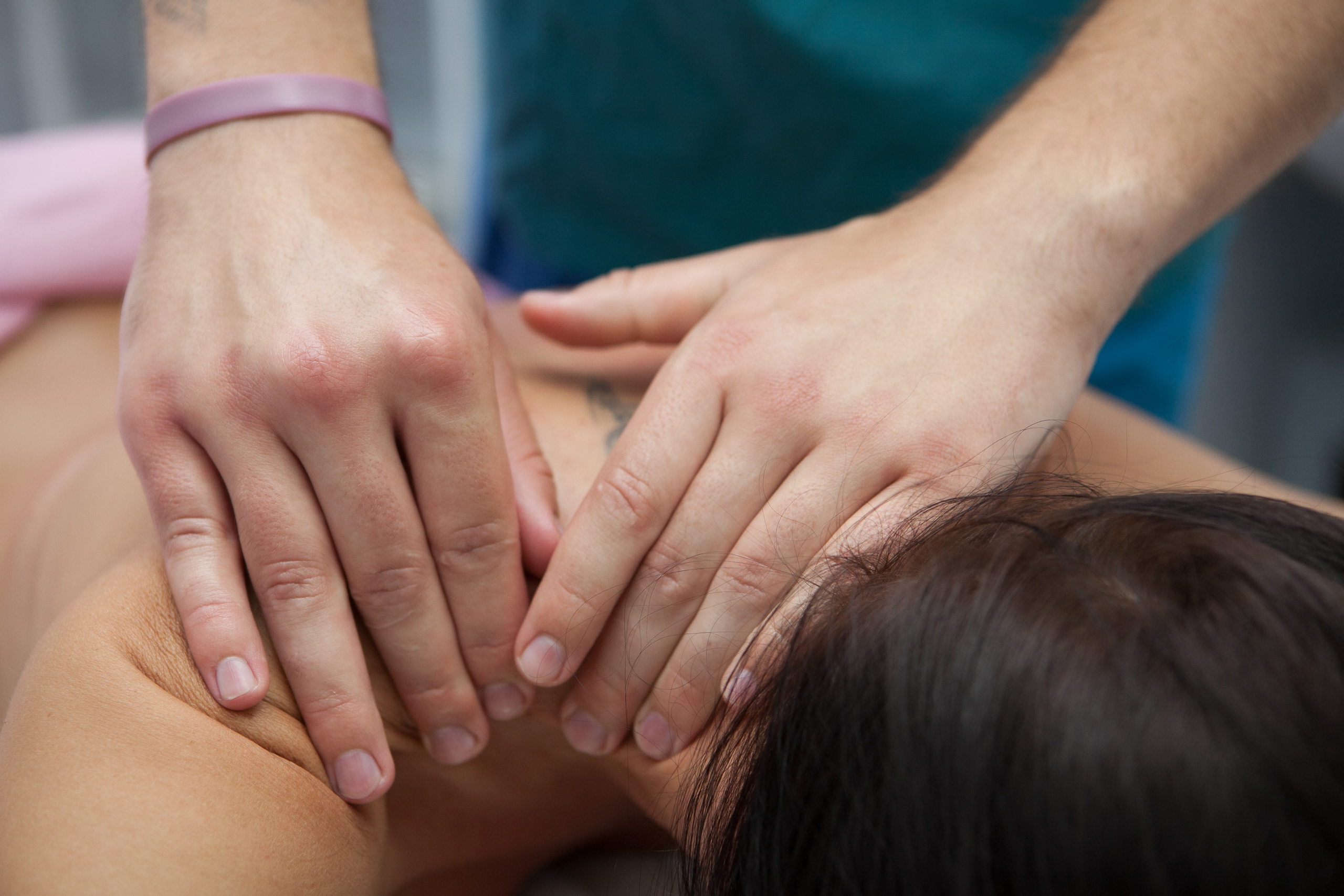 Массаж лечебный руки женская спина шея