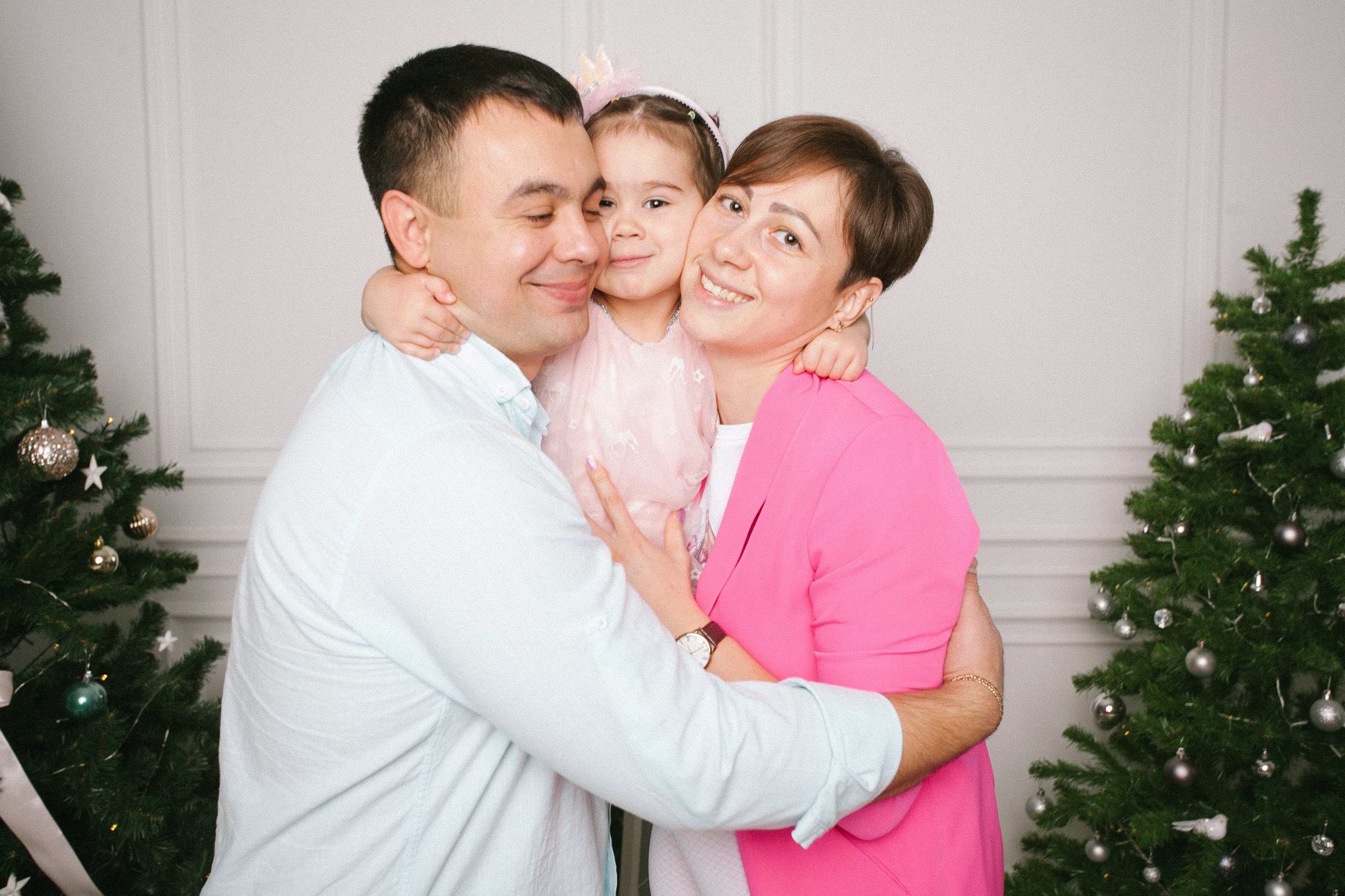 счастливая семья фотосессия в студии вместе любовь новый год