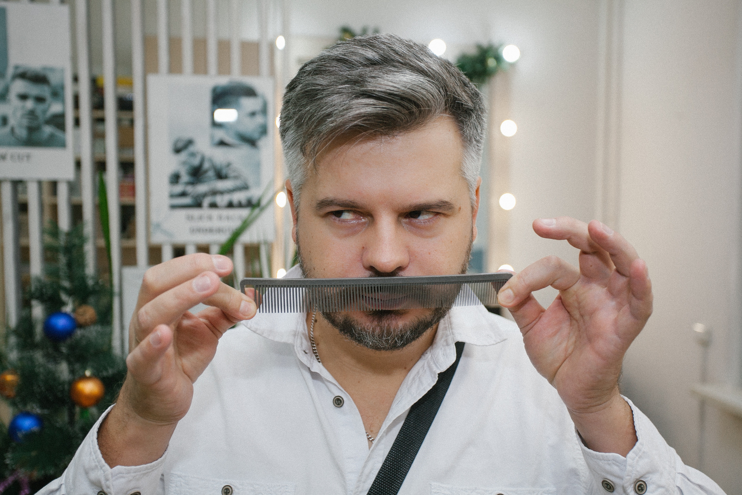 парикмахер мужчина салон  расческа