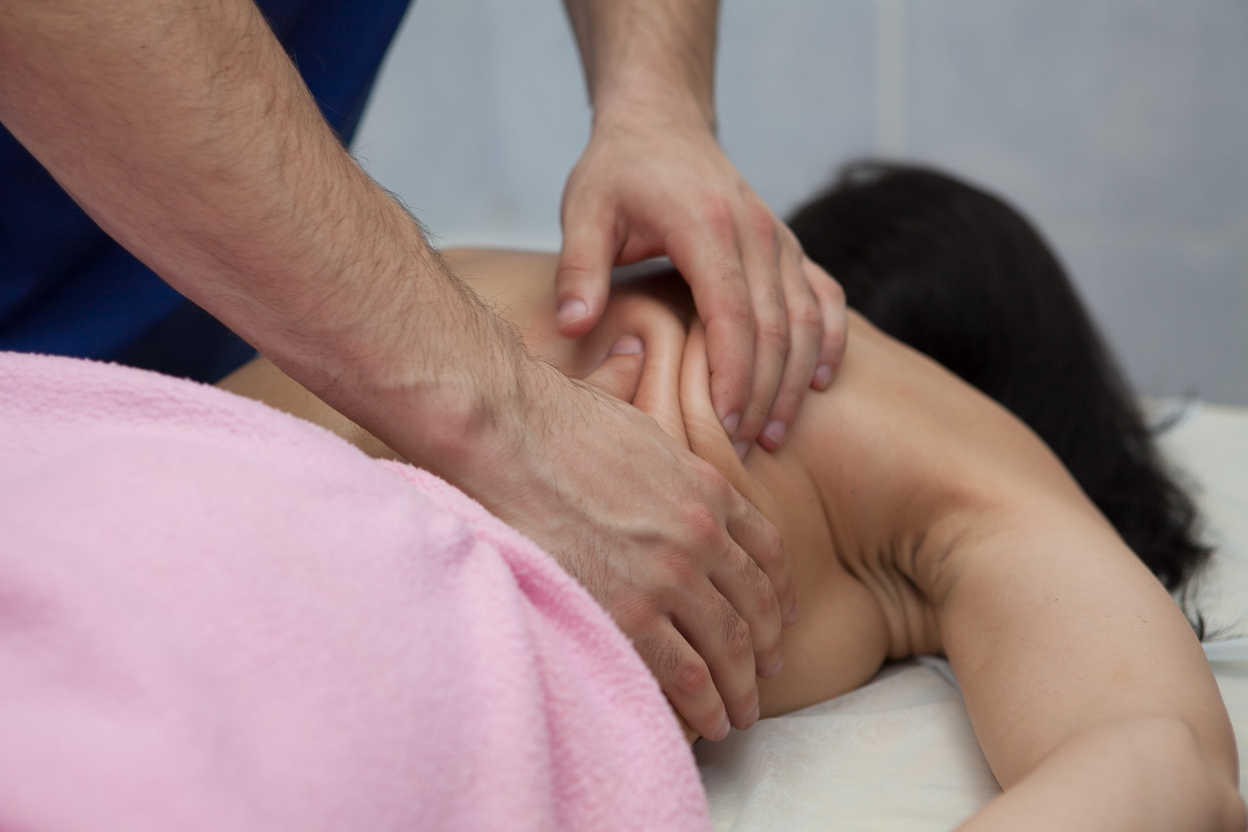 Массаж лечебный руки женская спина  мнет