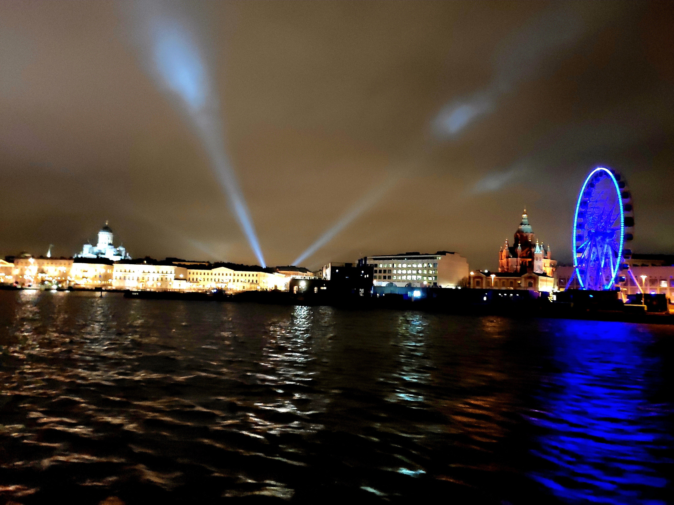 Парадный морской фасад Хельсинки в 12 ночи встречает огнями. До отеля - 5 минут, и дальше - греться и спать.