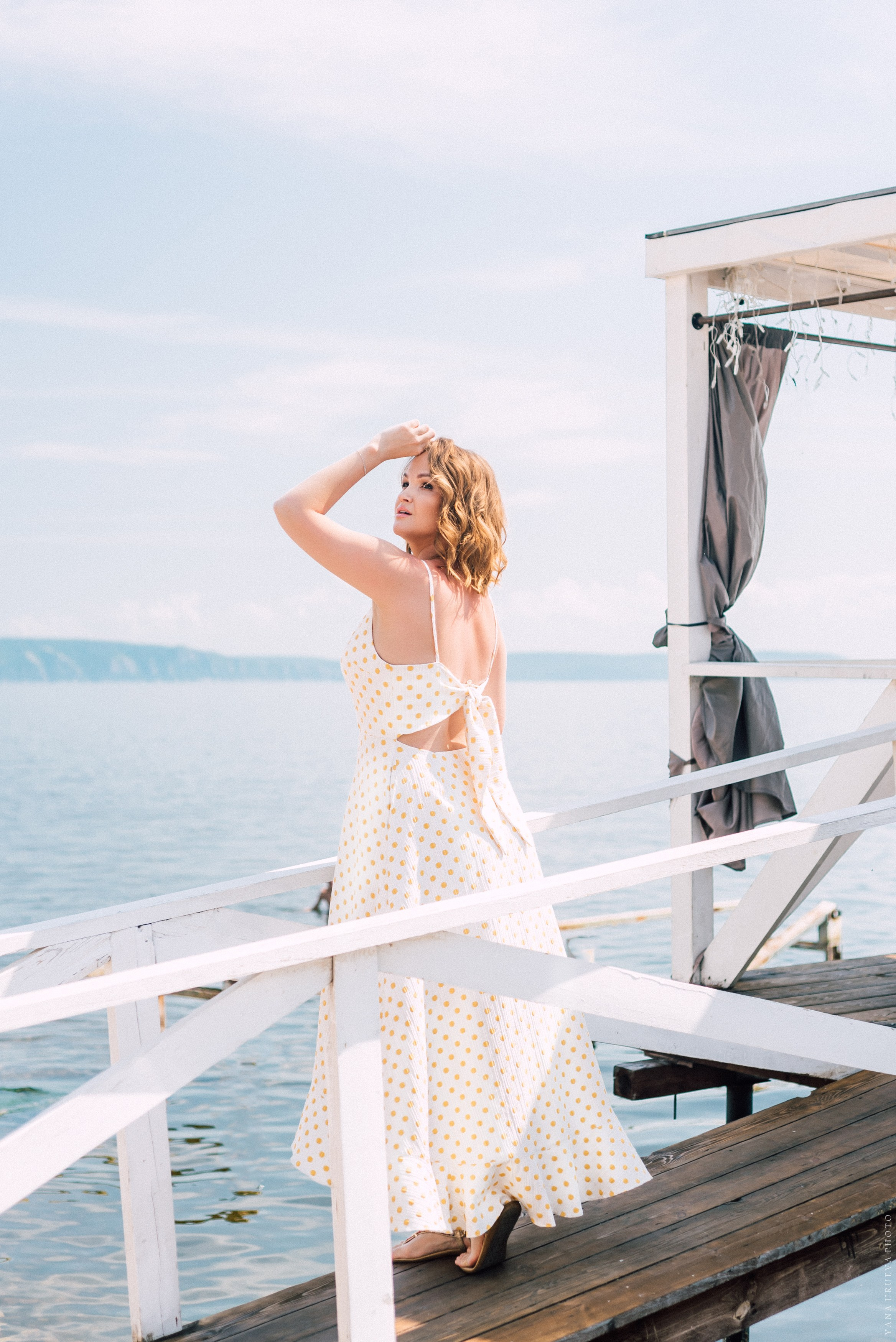 девушка на пляже летом море пальмы