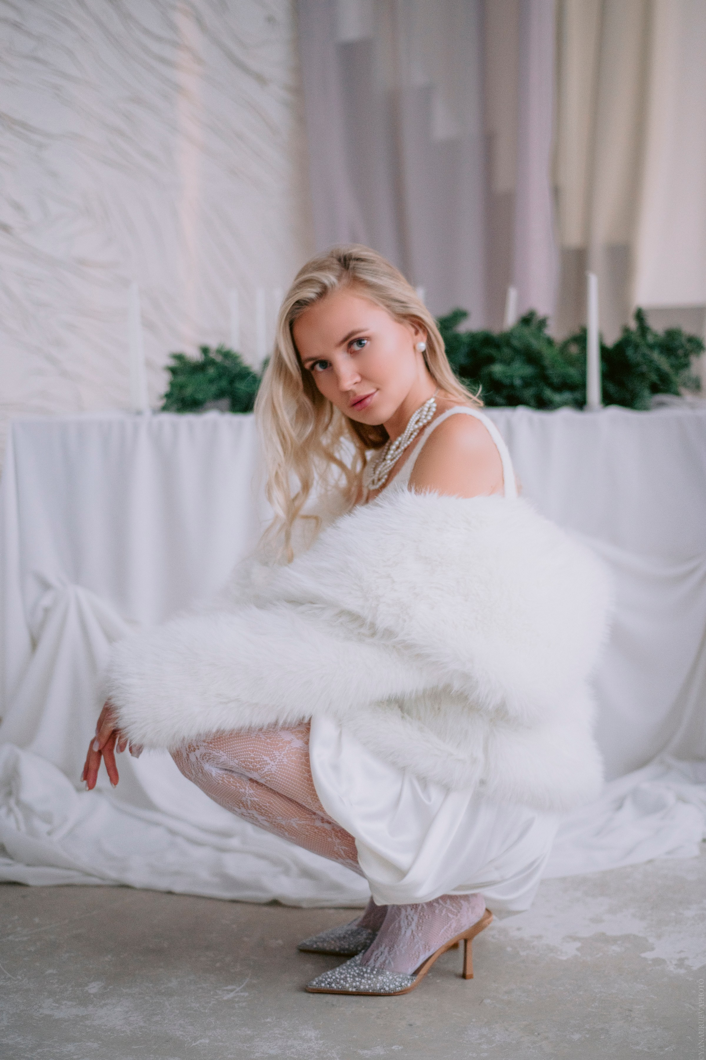 Стильная съемка в белой шубке