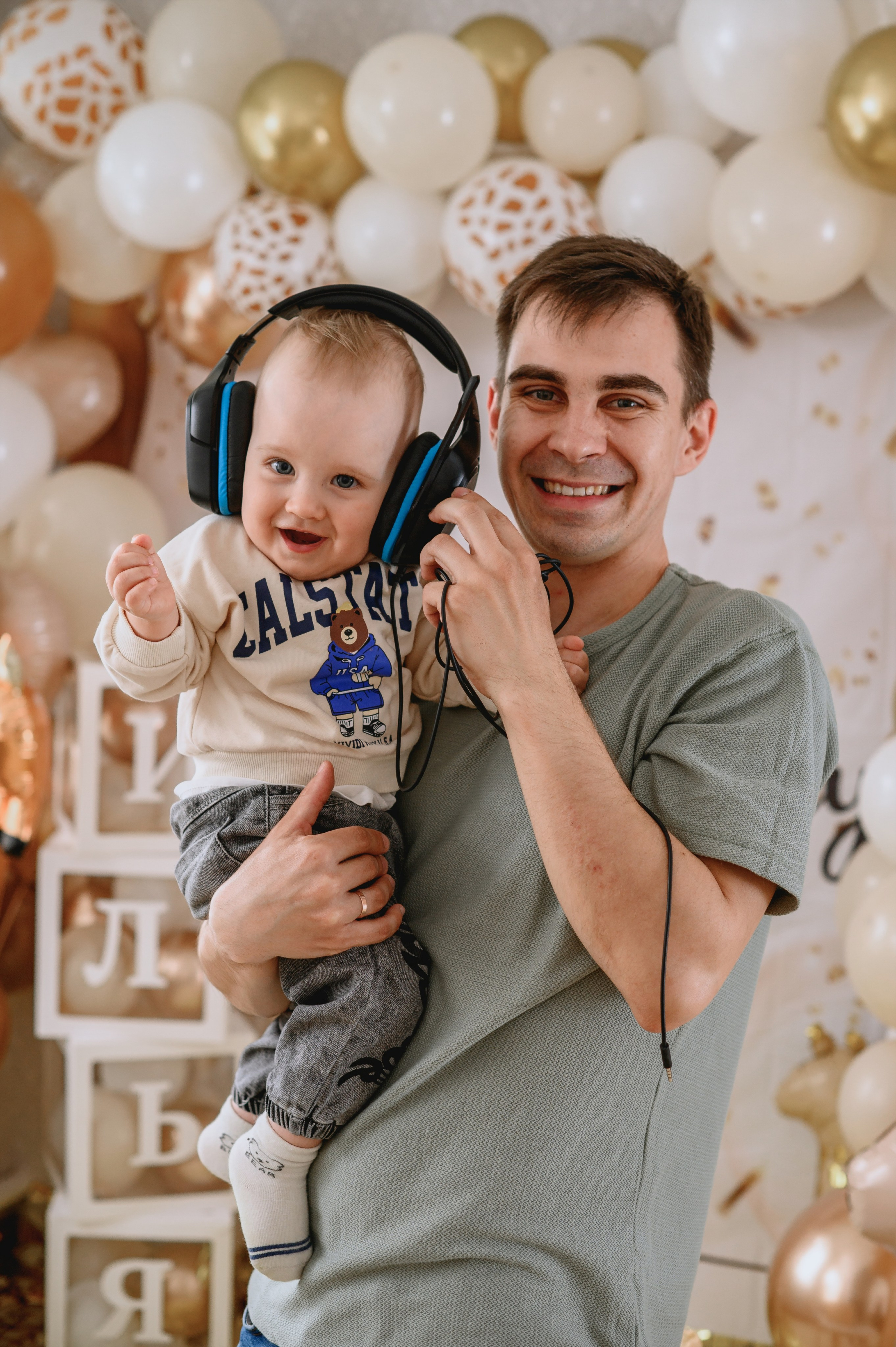 Дома во дворе и на фотозоне. Годик. Фотограф Котова Валентина