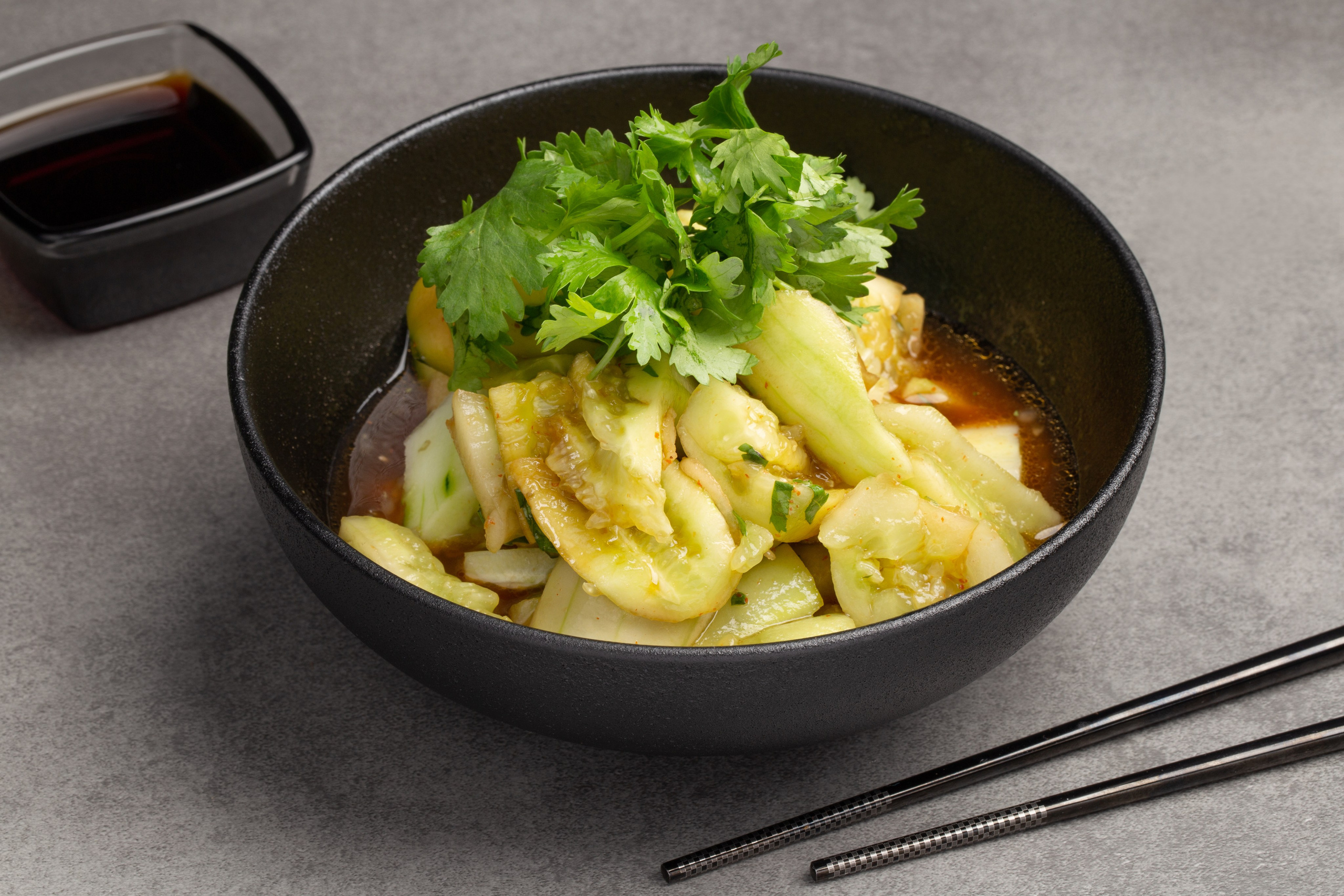 Съемка роллов в Сочи, фудфотограф в Сочи, роллы на тарелке, азиатская кухня в Сочи, битые огурцы