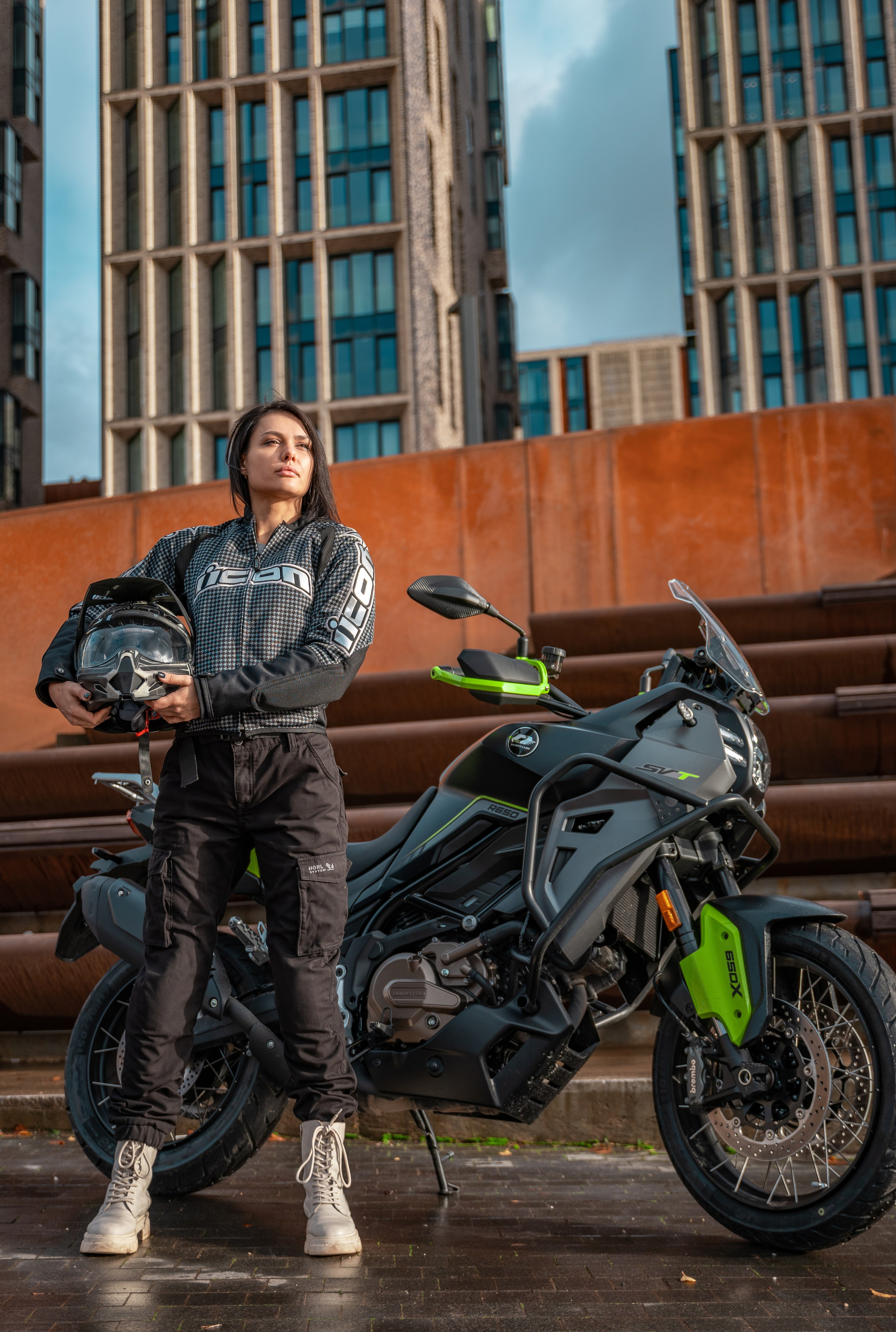 Фотосессия девушки с мотоциклом. Профессиональная фотосессия. Фото для журнала. Услуги фотографа.