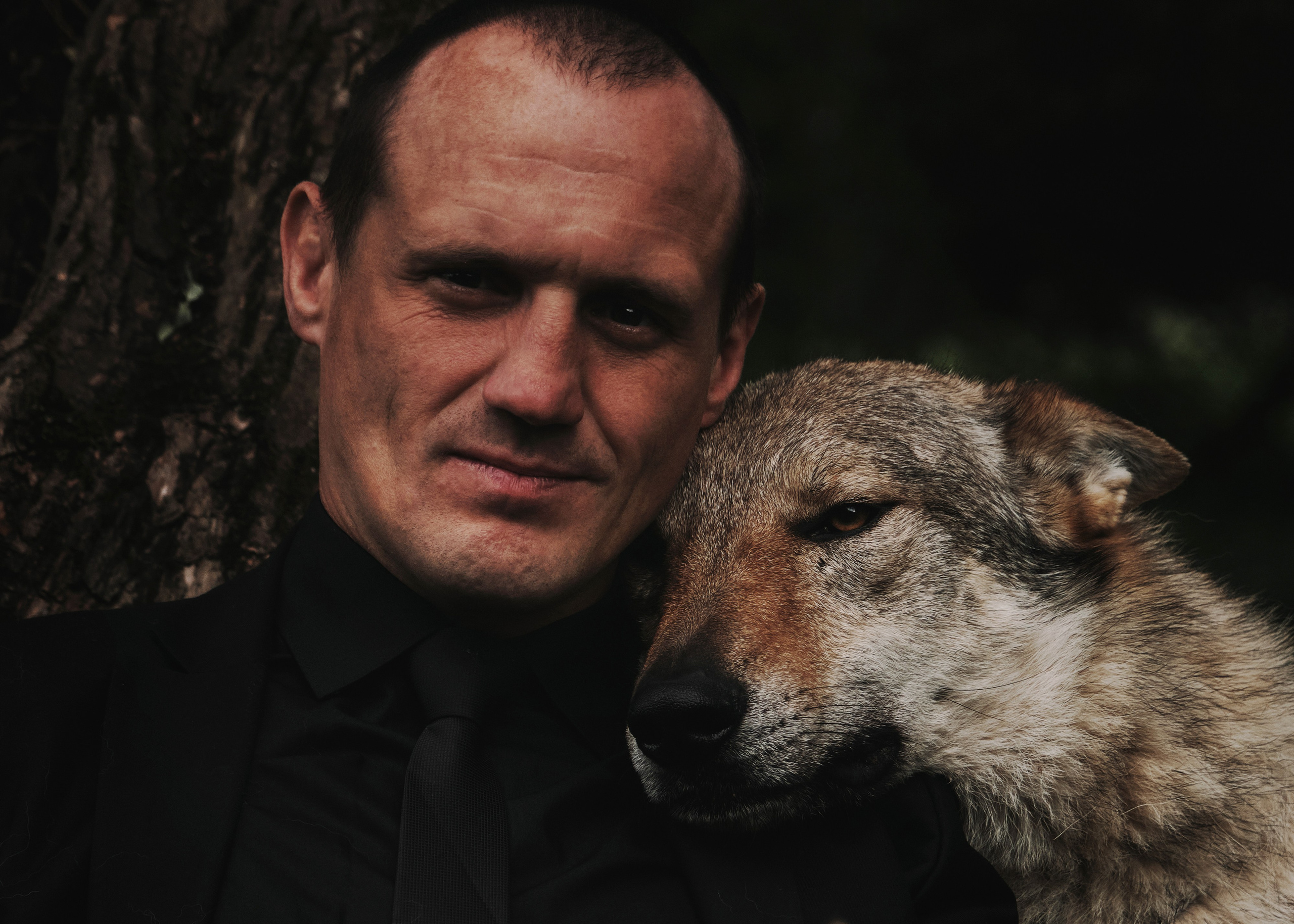 мужской портрет с волком на природе