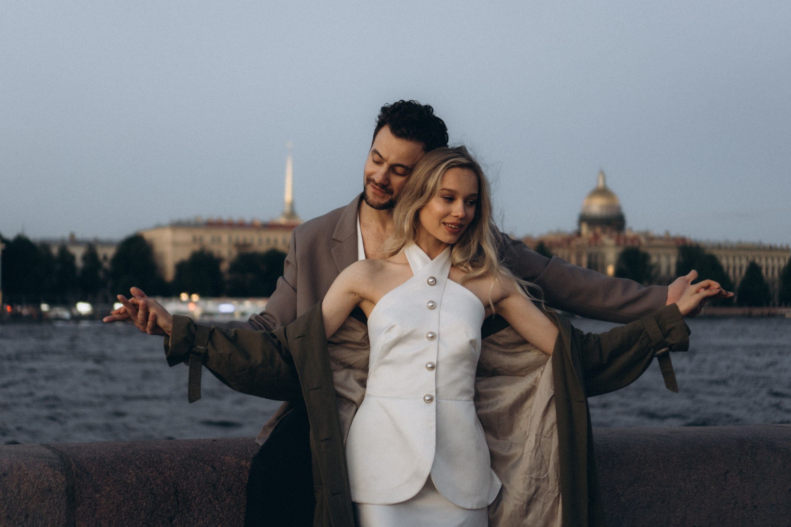 СВАДЕБНАЯ СЬЕМКА ПАРЫ НА РАССВЕТЕ В БЕЛЫЕ НОЧИ И ПРОГУЛКА С РАЗВОДНЫМИ МОСТАМИ И ПИКНИК ВОЗЛЕ ИСАКИЕВСКОГО СОБОРА. Профессиональный фотограф, Санкт-Петербург — Виктория Богомолова