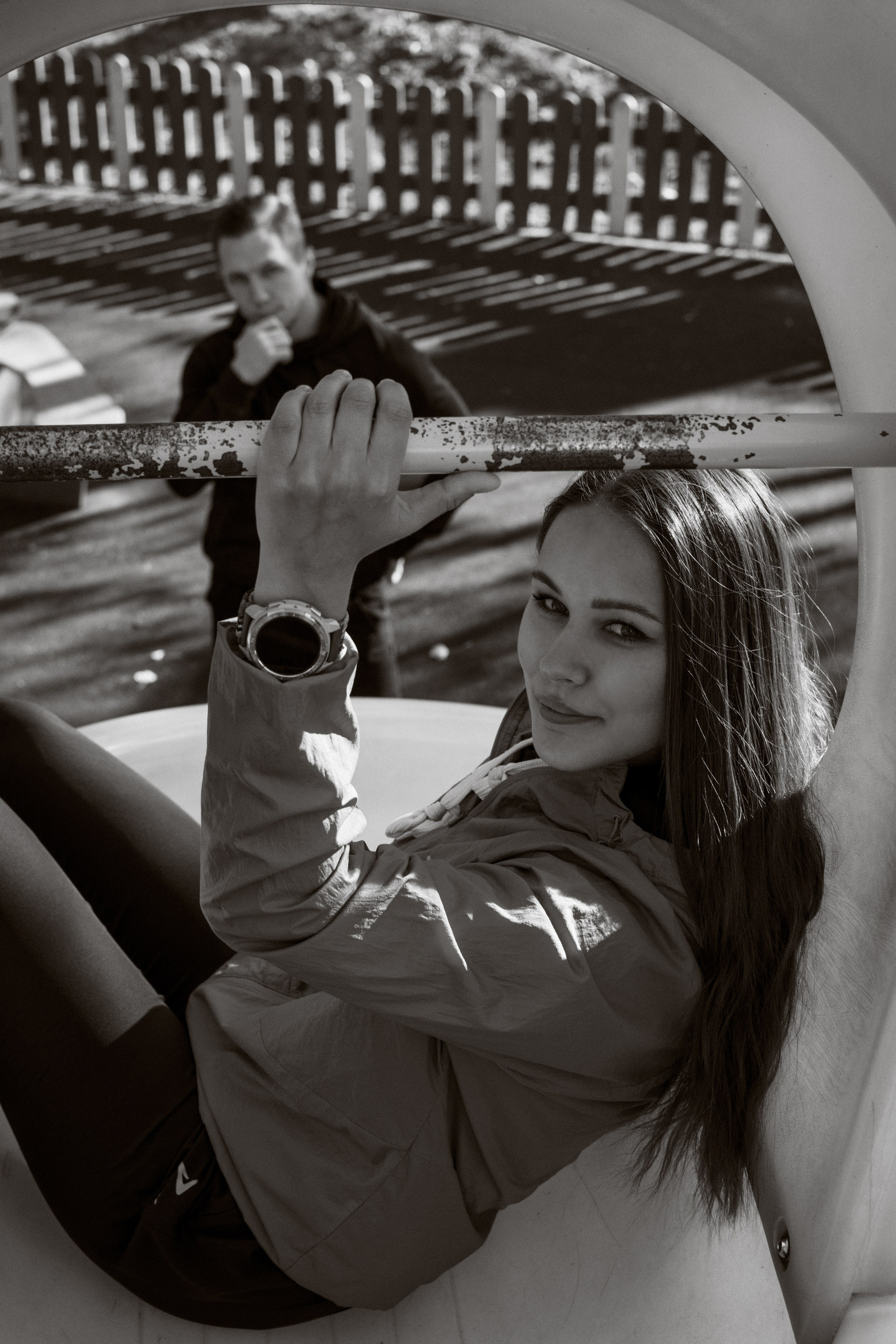 Девушка сидит на горке и смотрит в камеру, фотография черно-белая