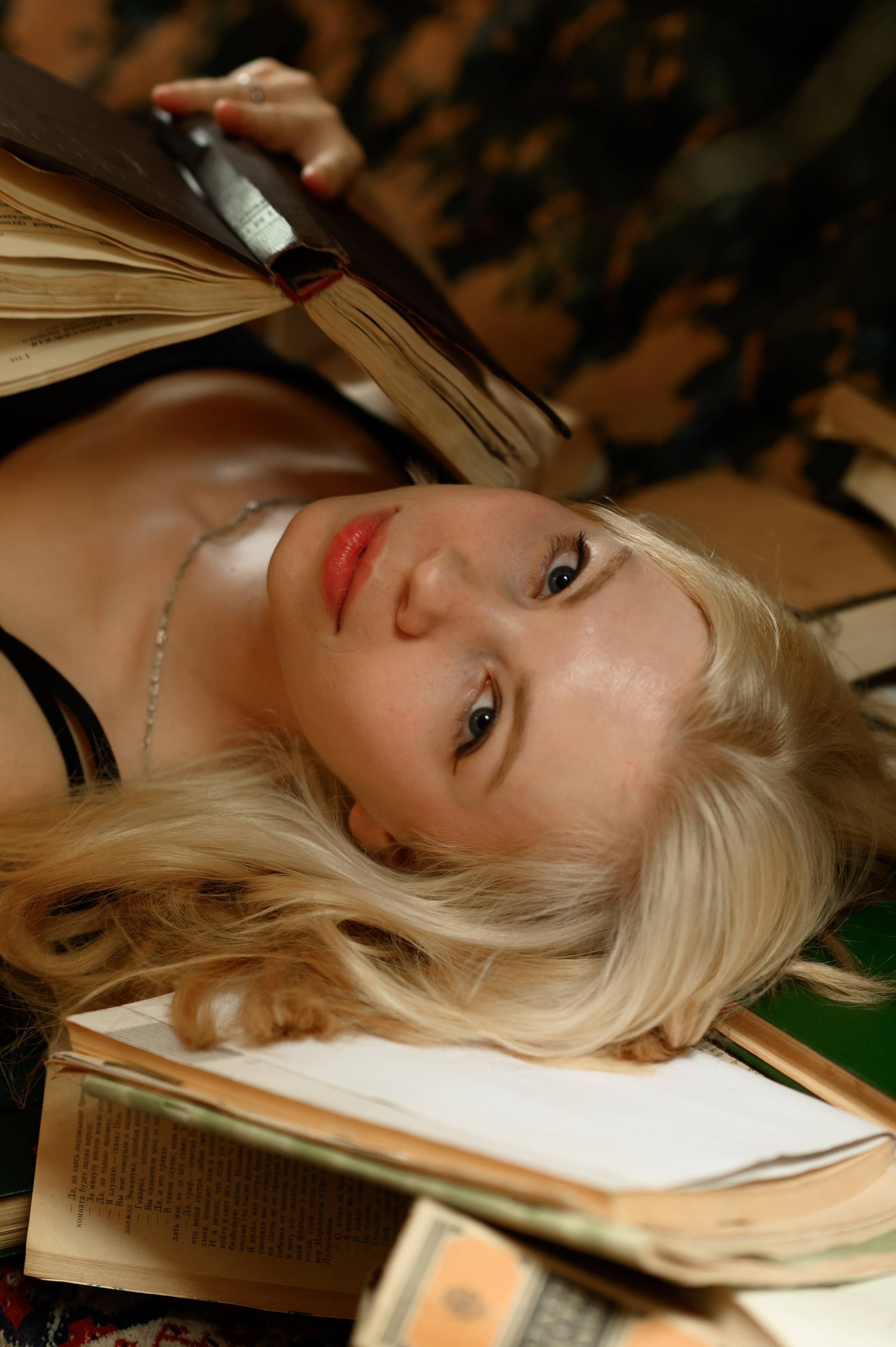 Катя. Заброшенный чердак. Фотограф Марина Росси