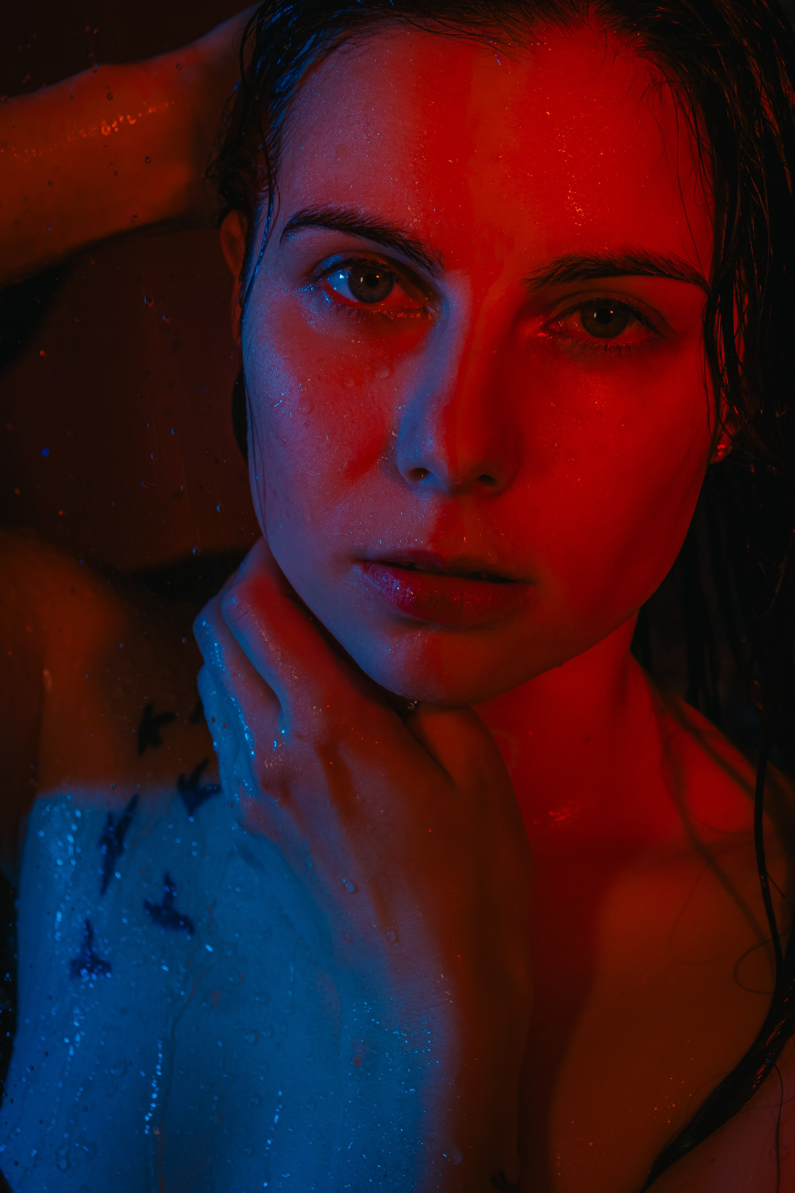 Девушка под водой в фотостудии Beverly Hills.