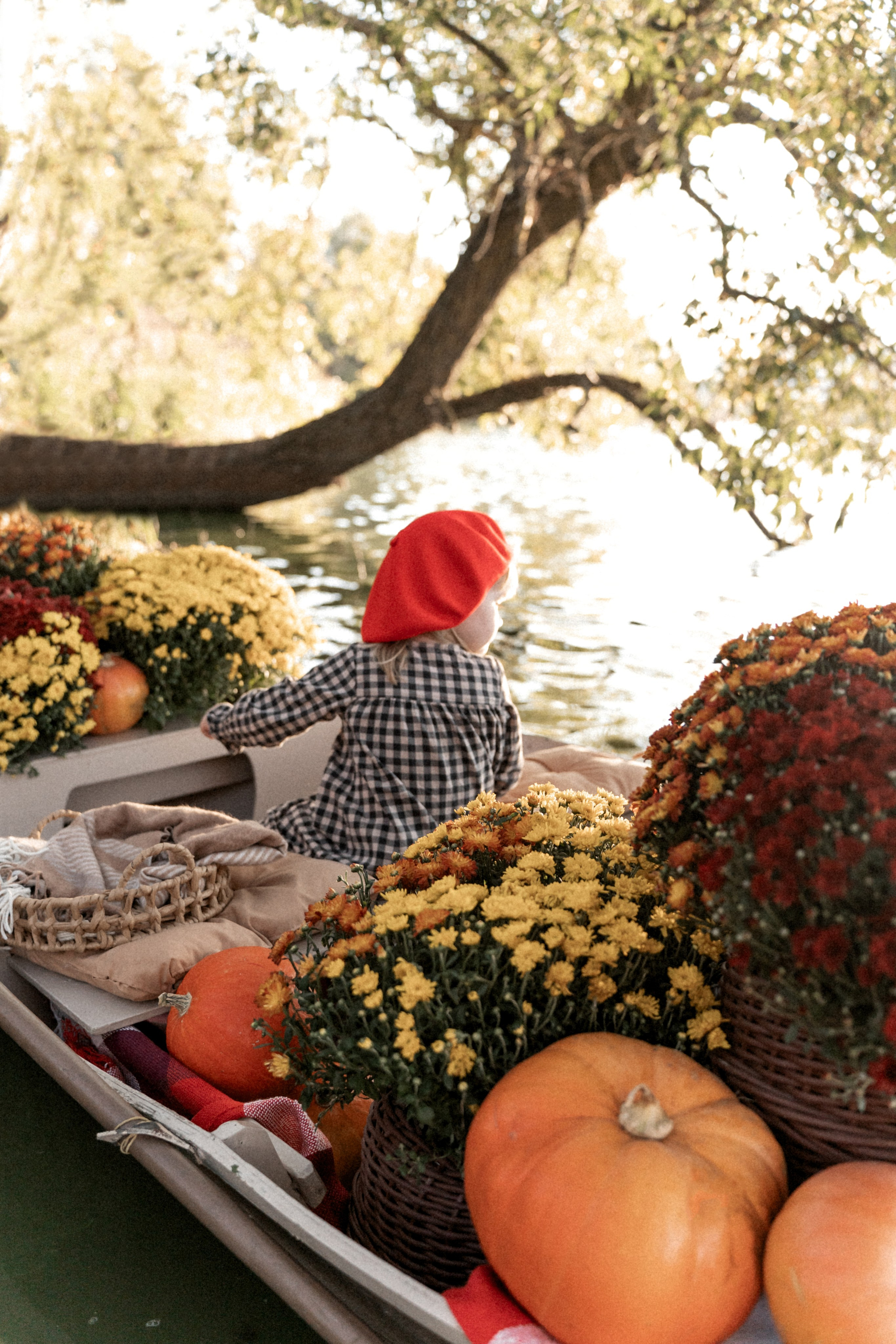 Хризантемовое плаванье маленькой мечтательницы. Ваш семейный фотограф в Минске — Вика Трегубова