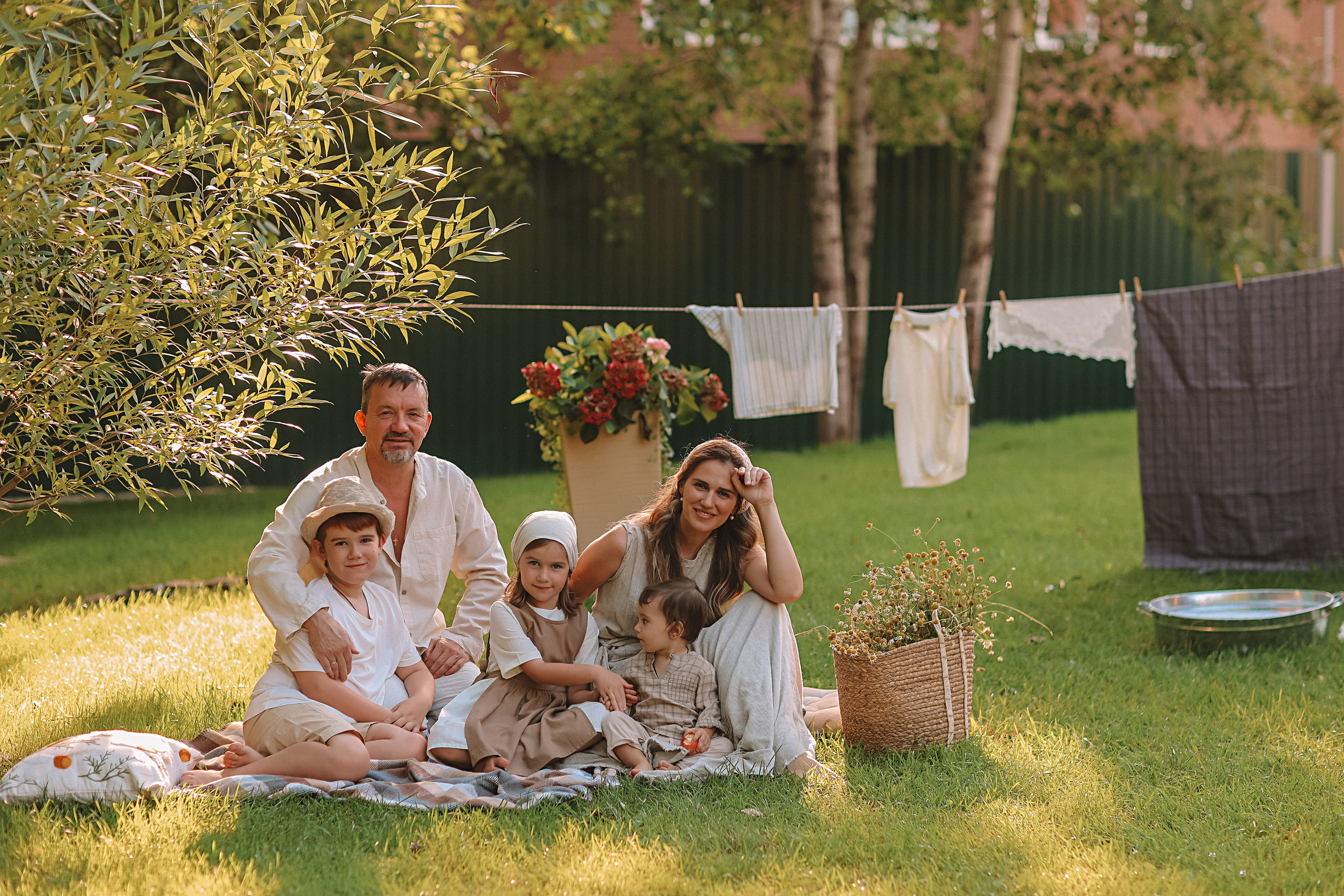 Стирка у дома. Семейный фотограф Тюмень, фотограф на роды Салмина Мария