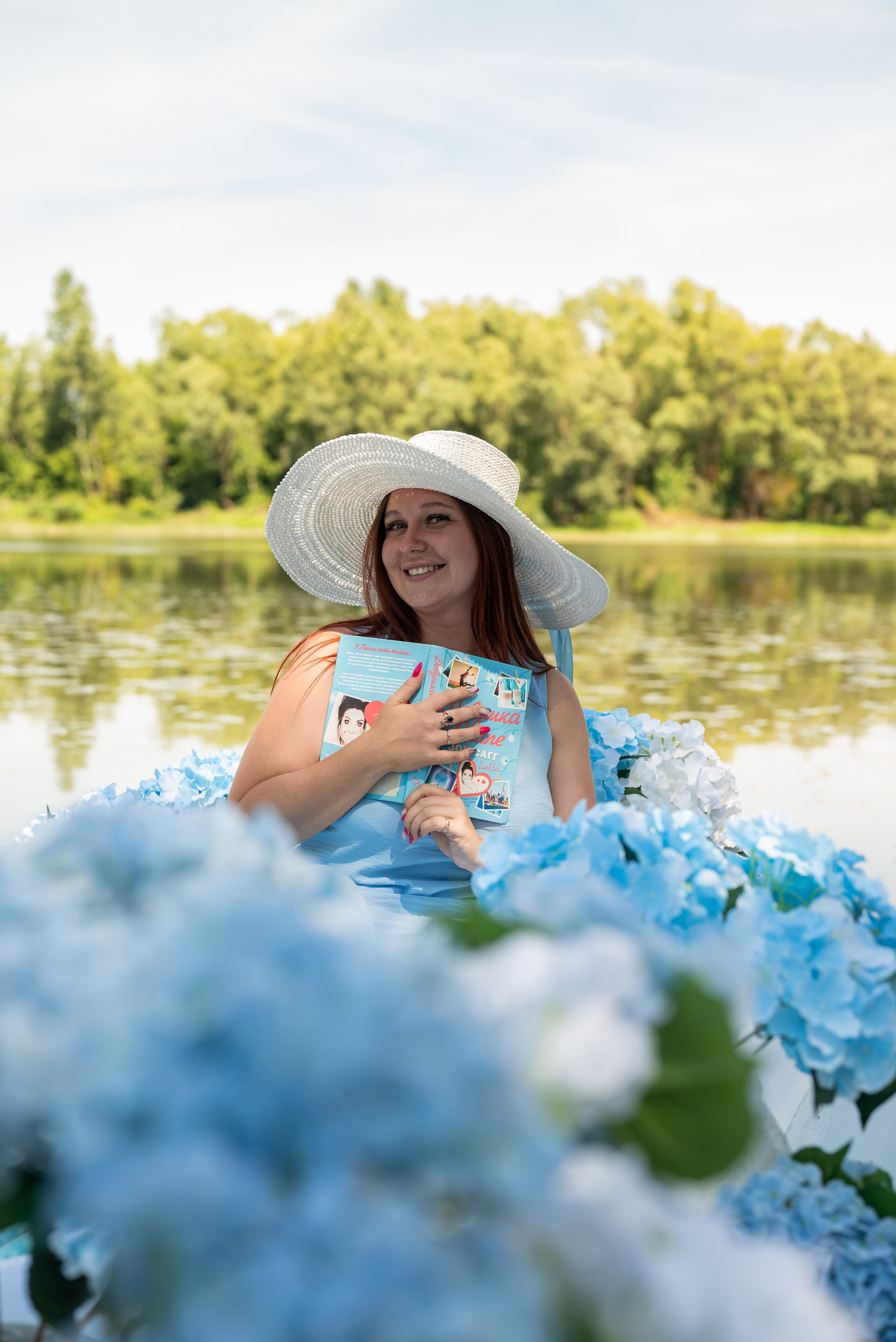 Фотопроект на лодке с голубыми гортензиями. Фотограф в городе Салават