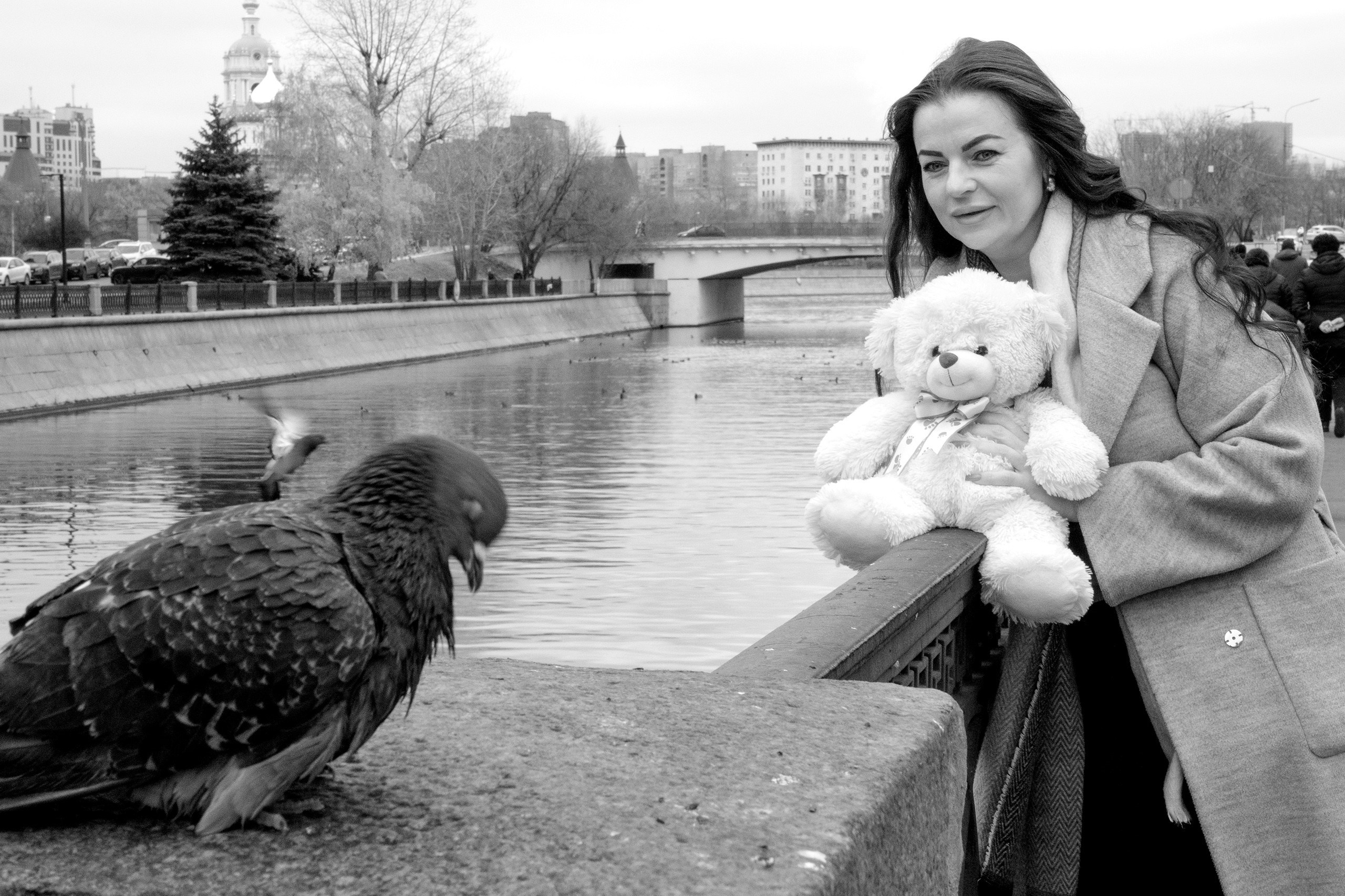 Фотосессия с игрушкой. Плюшевый медведь. Женская фотосессия, прогулка по городу.Фотосессия в Москве. Девушка с игрушкой