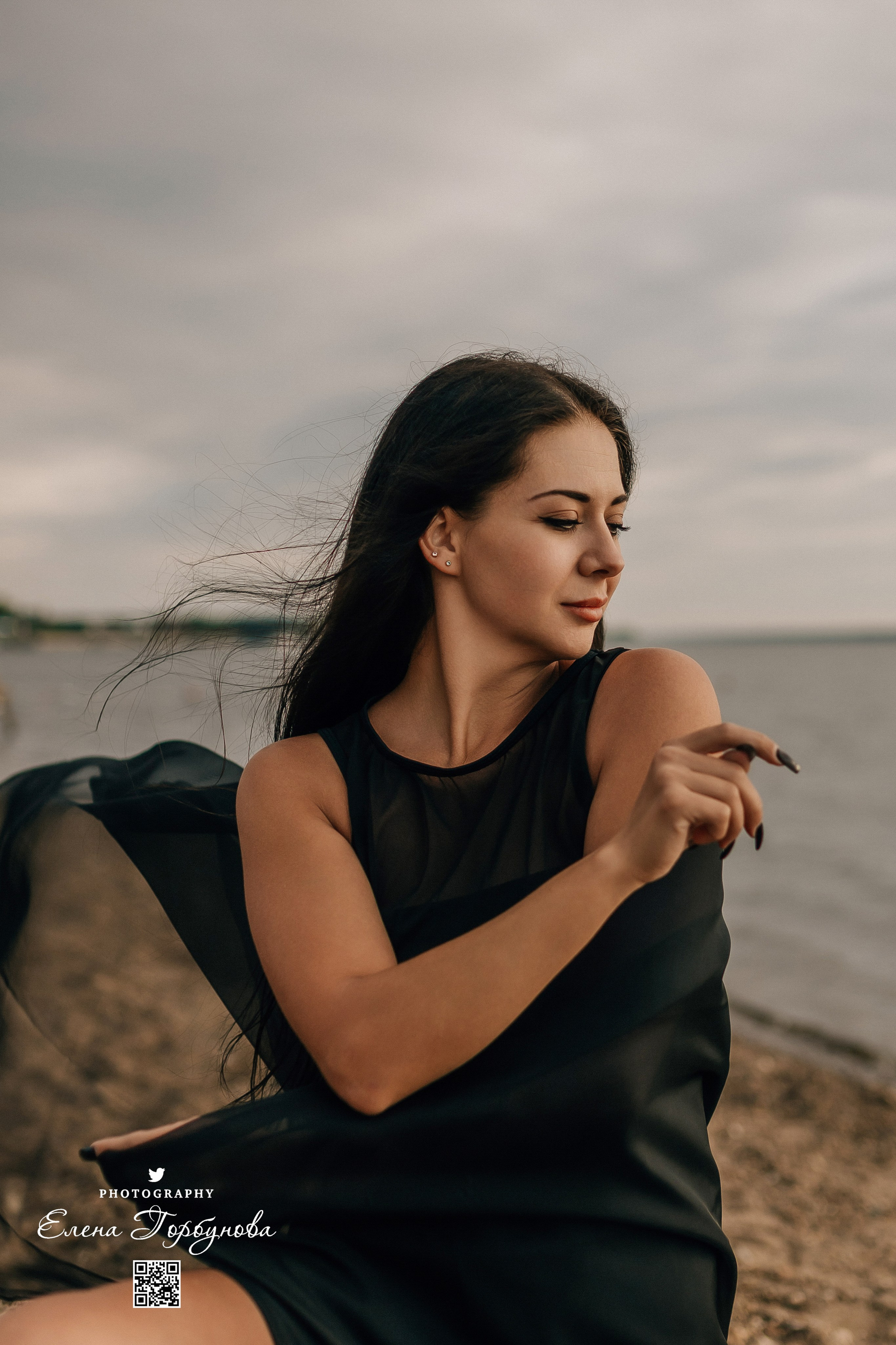 Черная серия с тканью. Набережная. Александра и Таисия. Июль 2025 г. Фотограф Пермь. Свадьбы. Семья и дети, школа, д. сад. Фотокниги