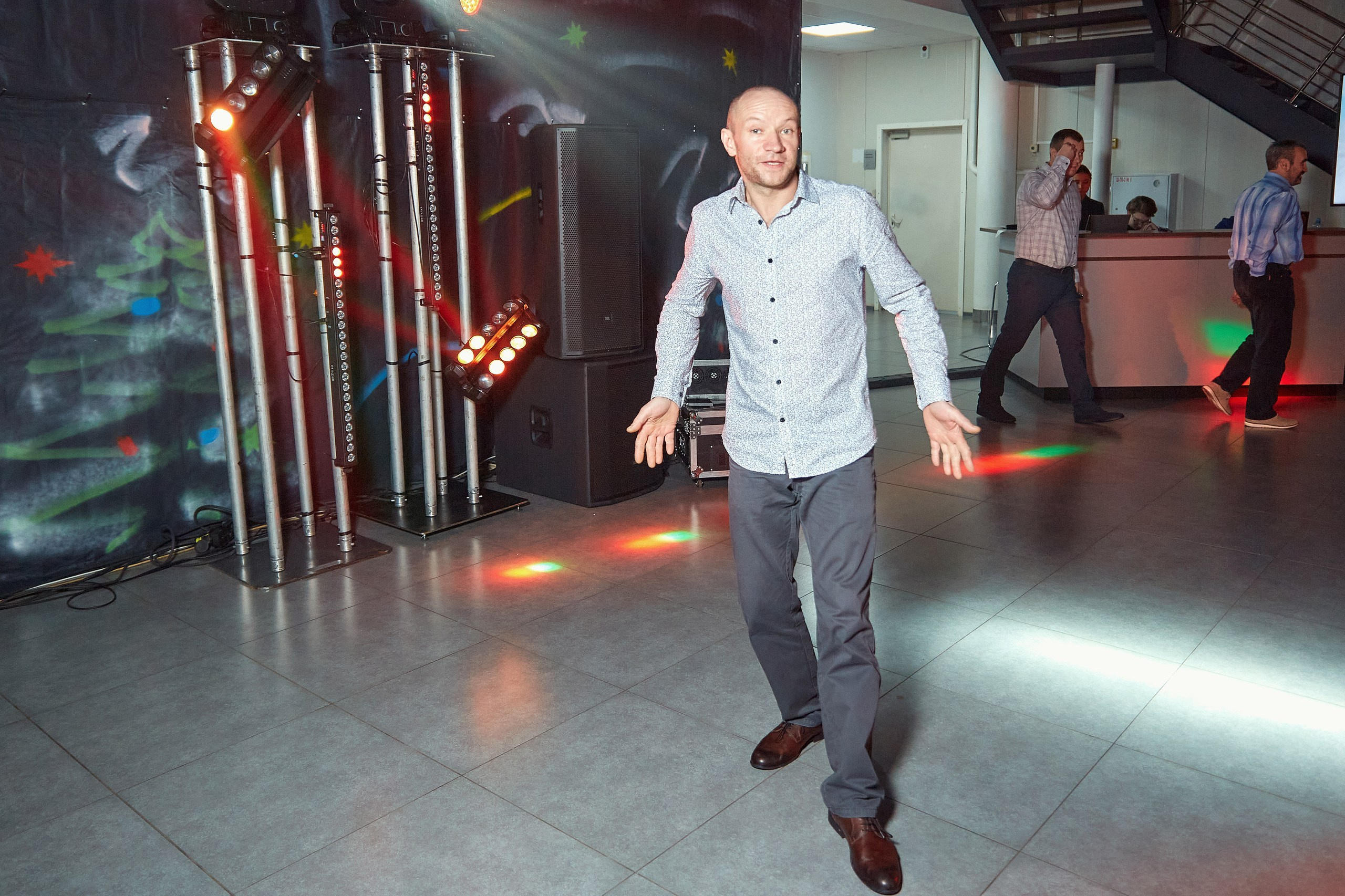 Транс-Инвест / Новогодний корпоратив на территории автосалона. Антон Артюшин, портретный фотограф. Москва