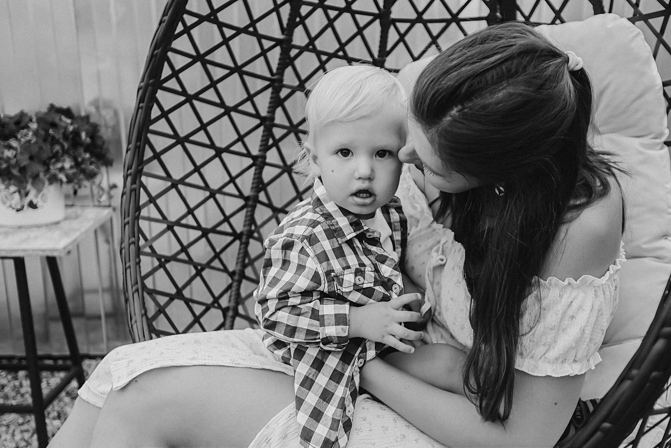 У дома. Семейный фотограф Тюмень, фотограф на роды Салмина Мария