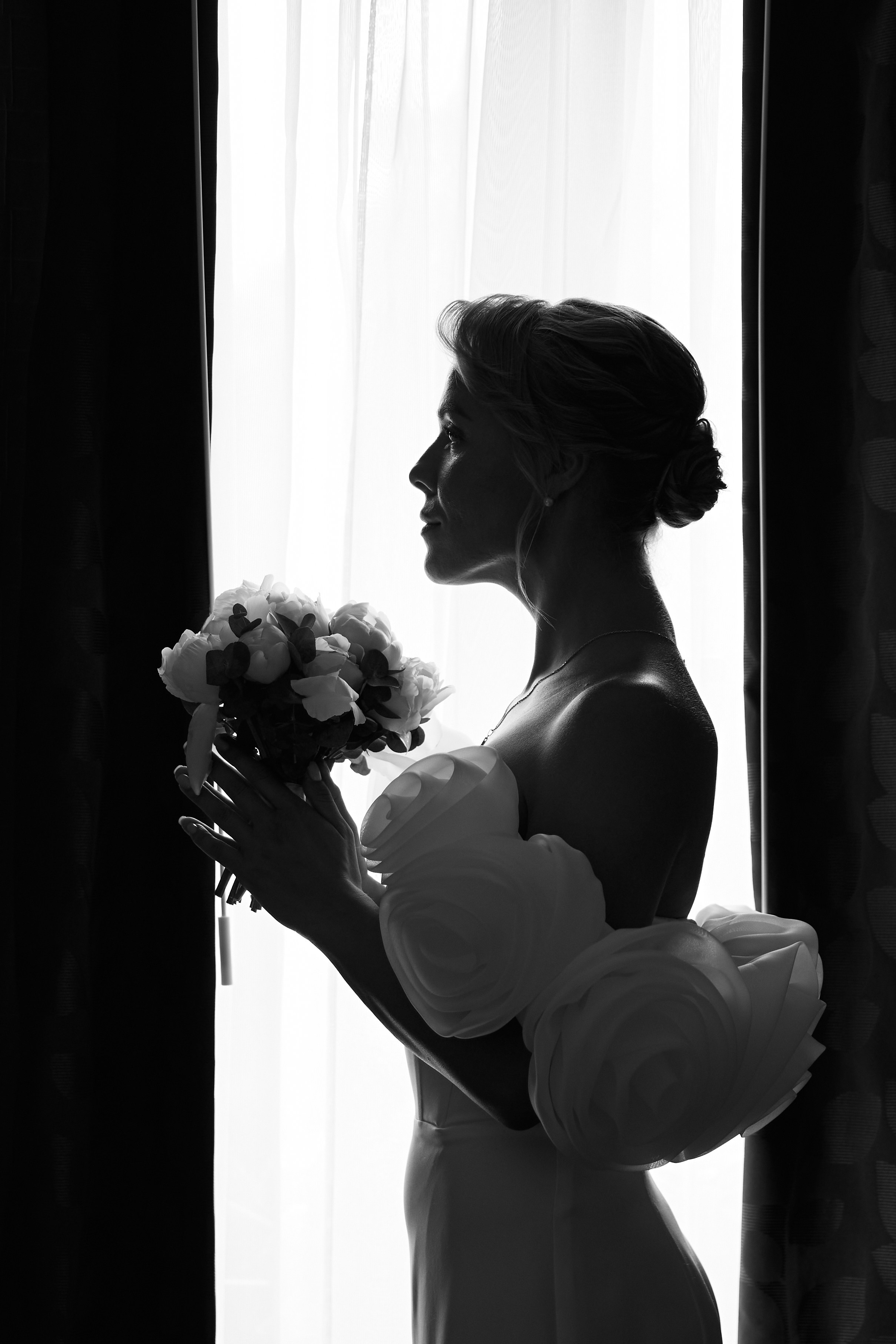 Силуэтный портрет невесты с букетом на светлом фоне окна. Автор фото: Орешина Елена.