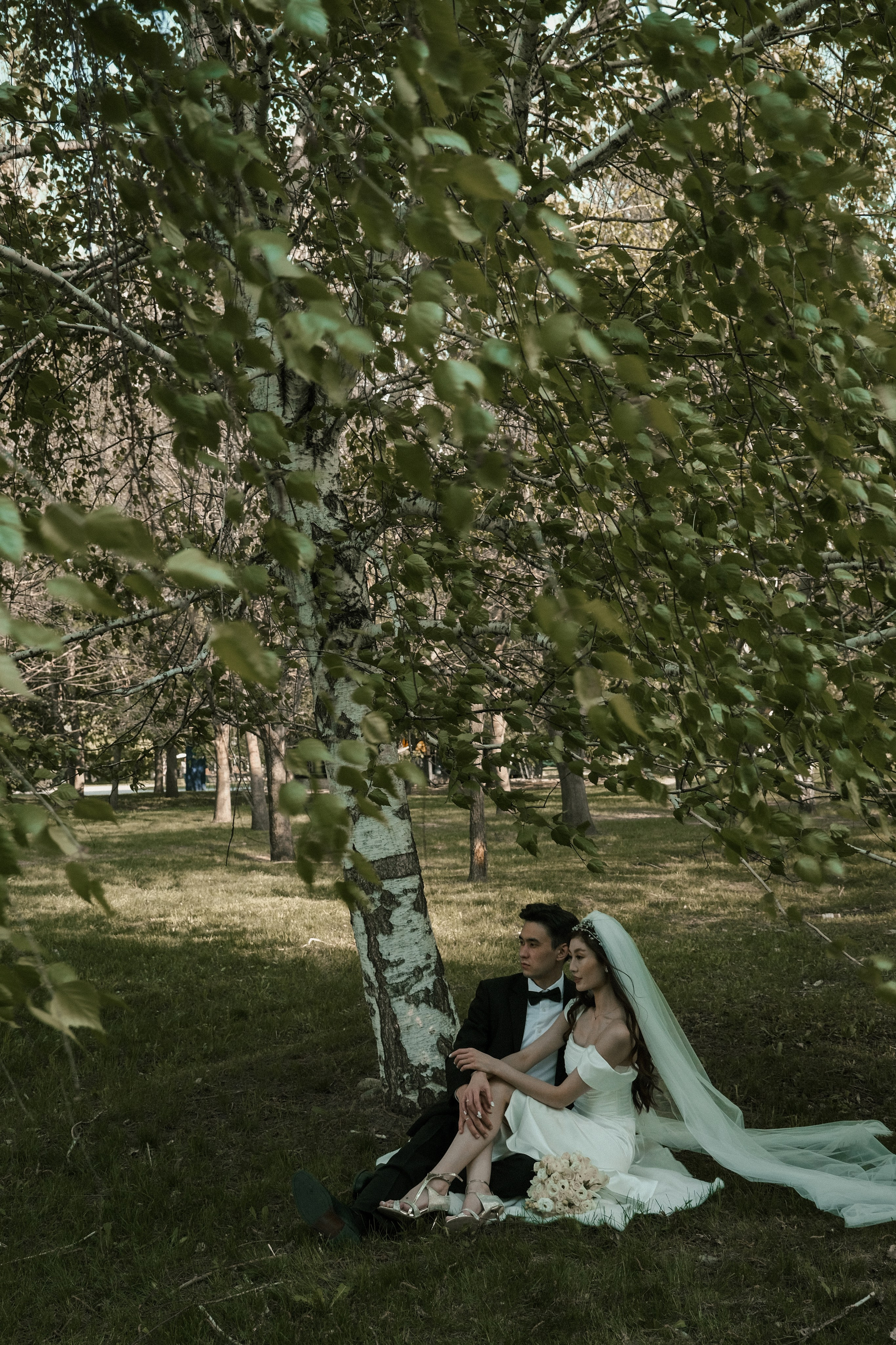 Отдых жениха и невесты на фото прогулке в городе Алматы