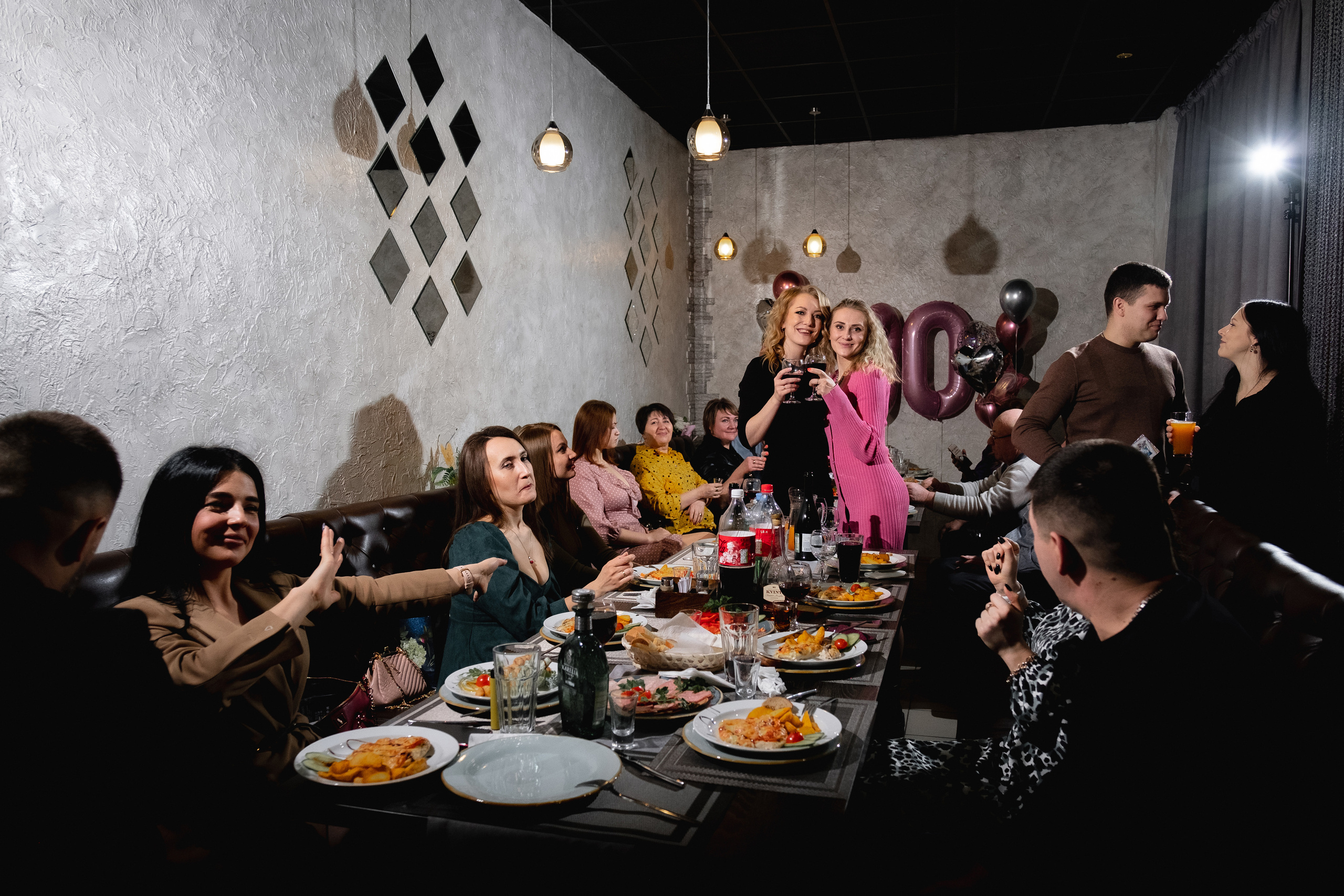 Репортажная съёмка дня рождения Юлии в кафе Бархат. Антонина Мезинова фотограф Михайловка и Волгоград