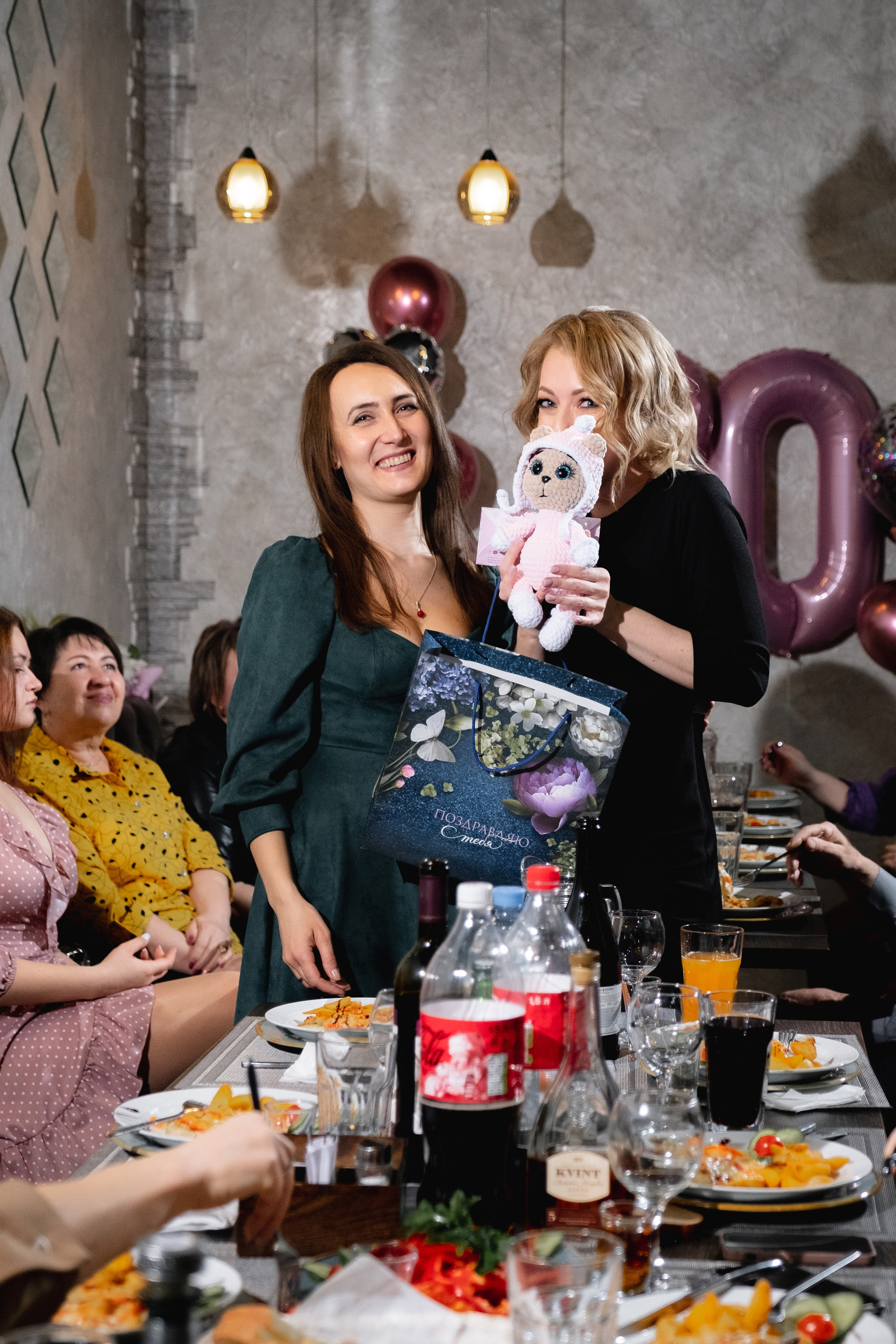 Репортажная съёмка дня рождения Юлии в кафе Бархат. Антонина Мезинова фотограф Михайловка и Волгоград