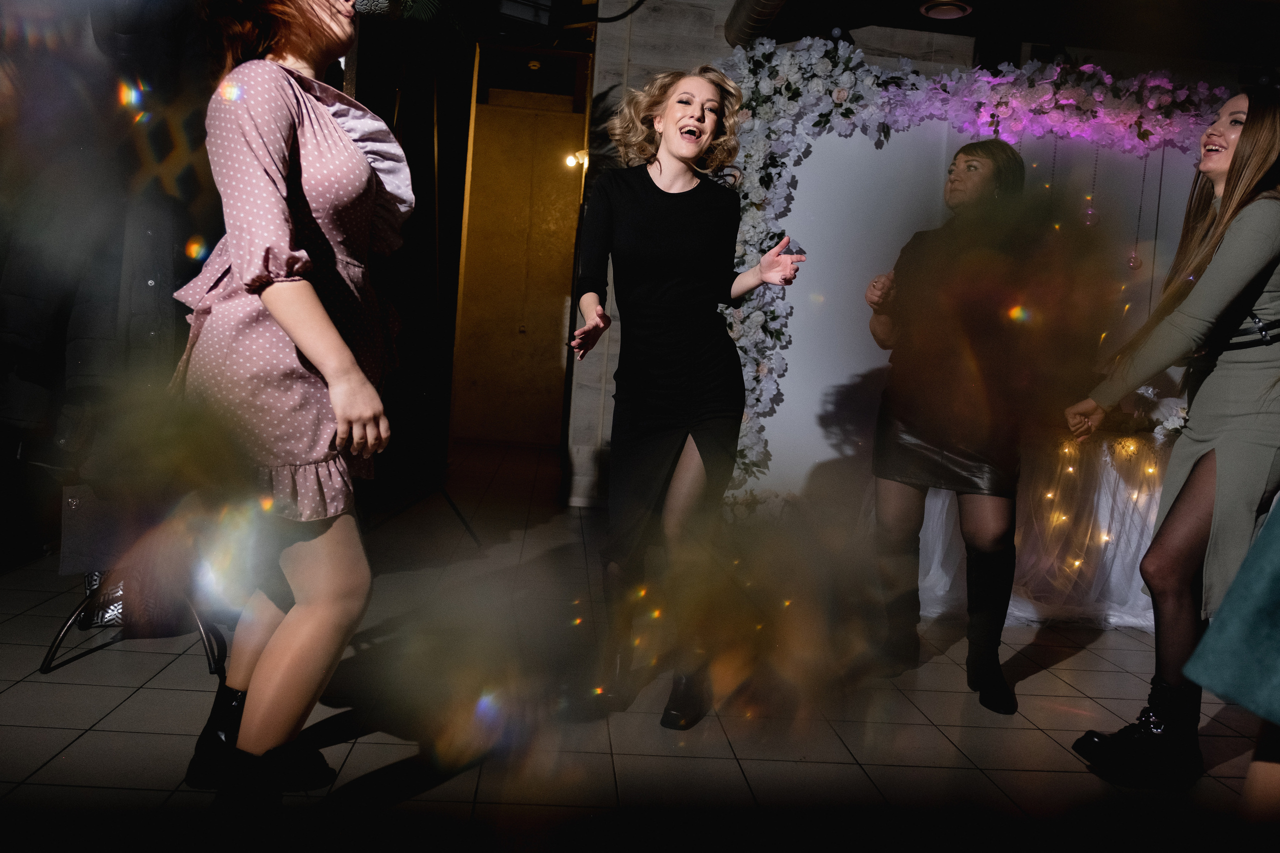 Репортажная съёмка дня рождения Юлии в кафе Бархат. Антонина Мезинова фотограф Михайловка и Волгоград