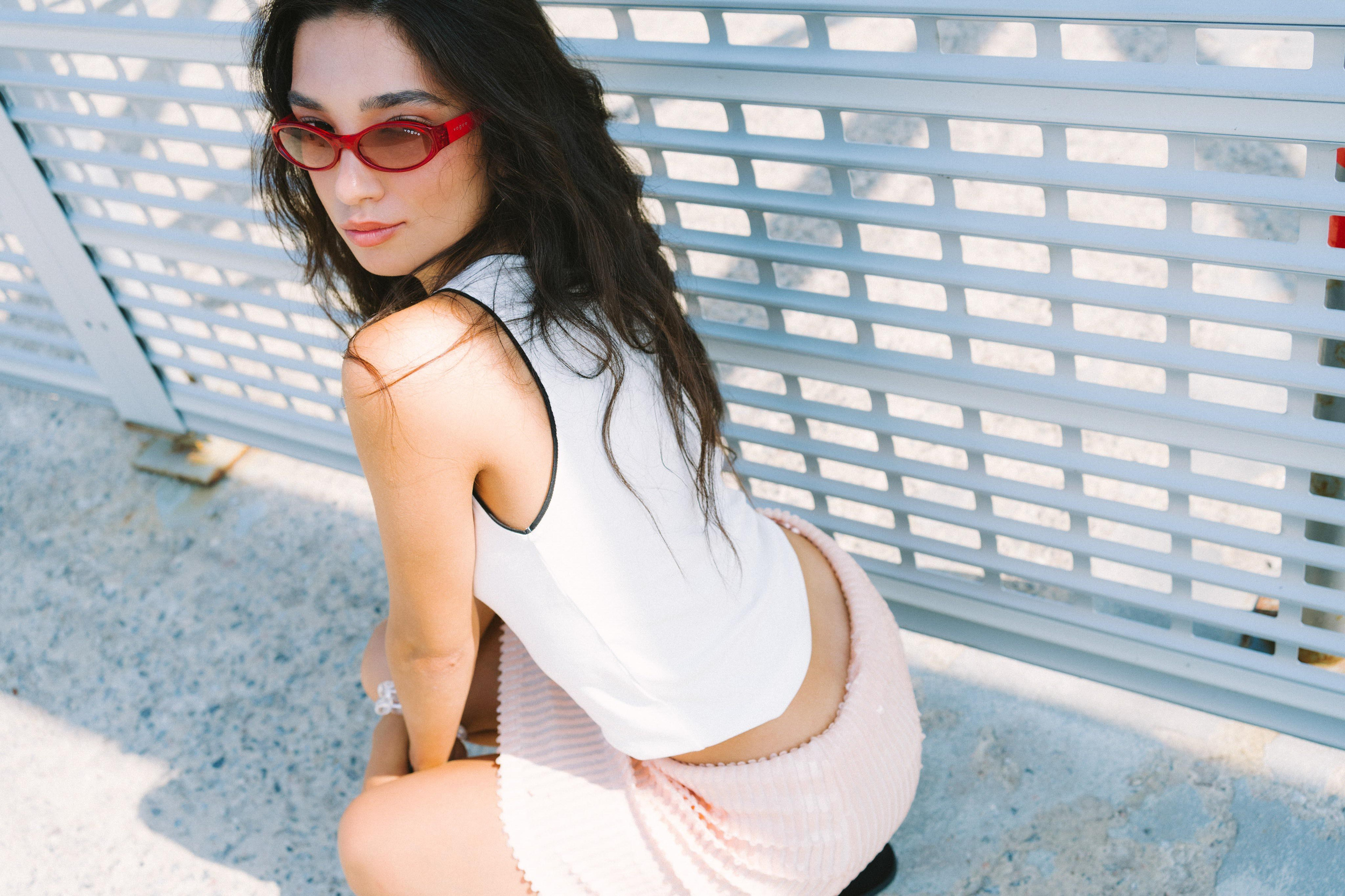 Стильная уличная фотография девушки в Питере летом