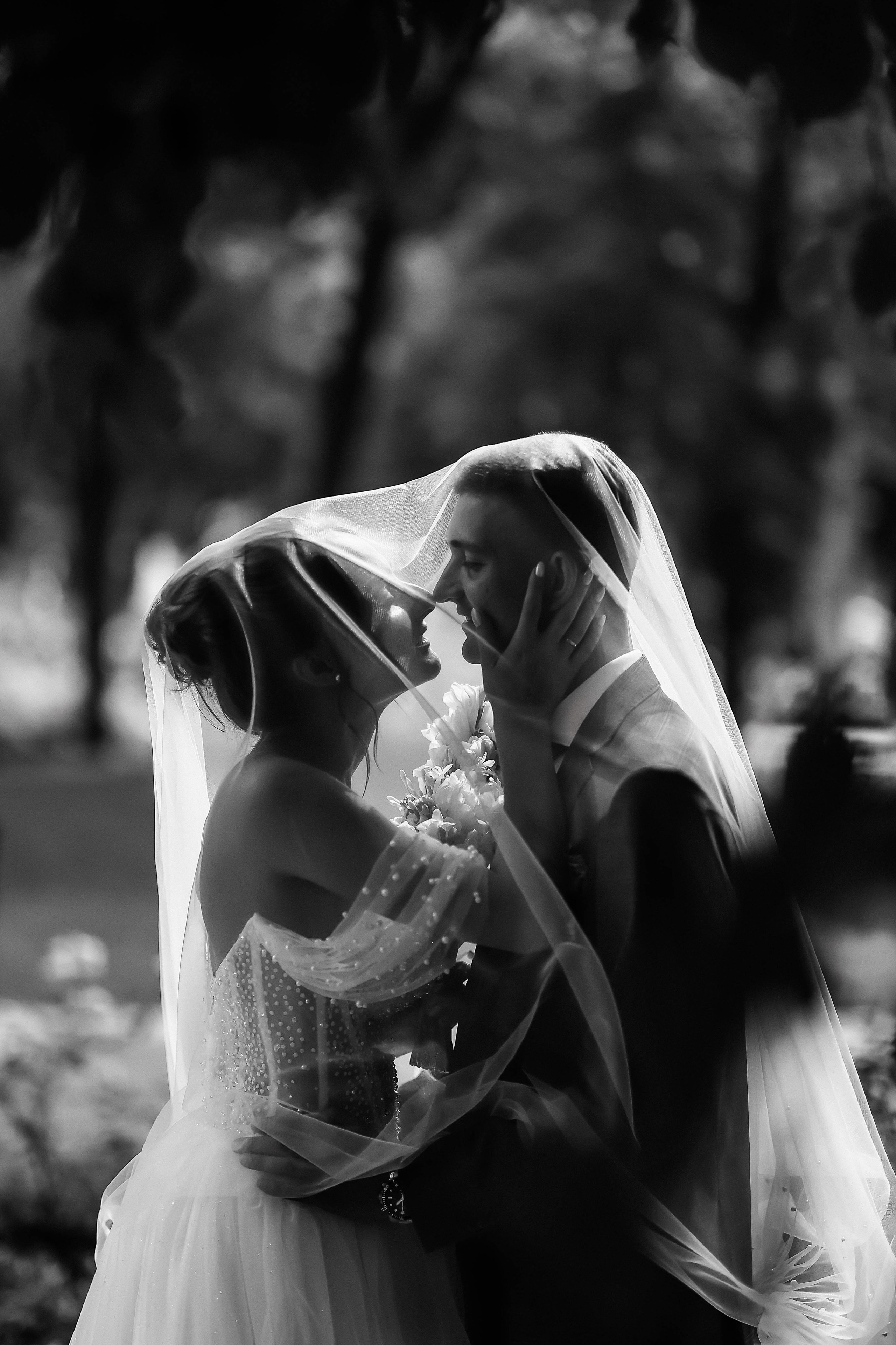 Чернао-белая фотография Жениха и невесты под фатой