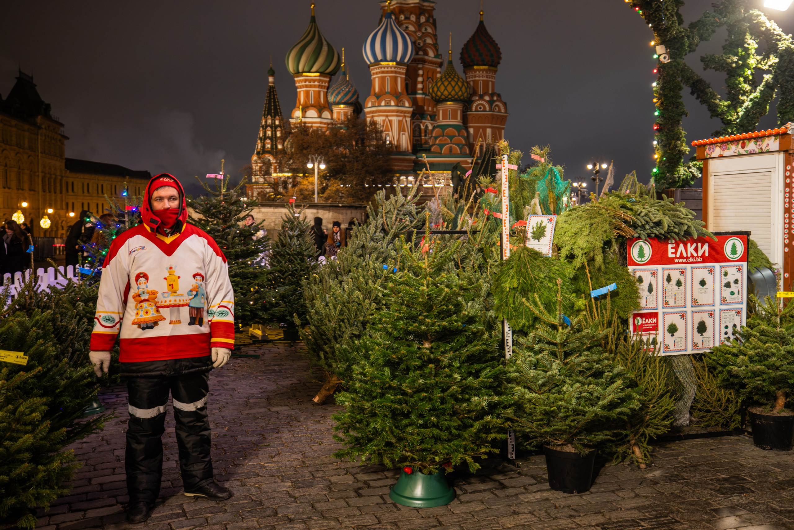 Продавец елок на фоне Собора Василия Блаженного