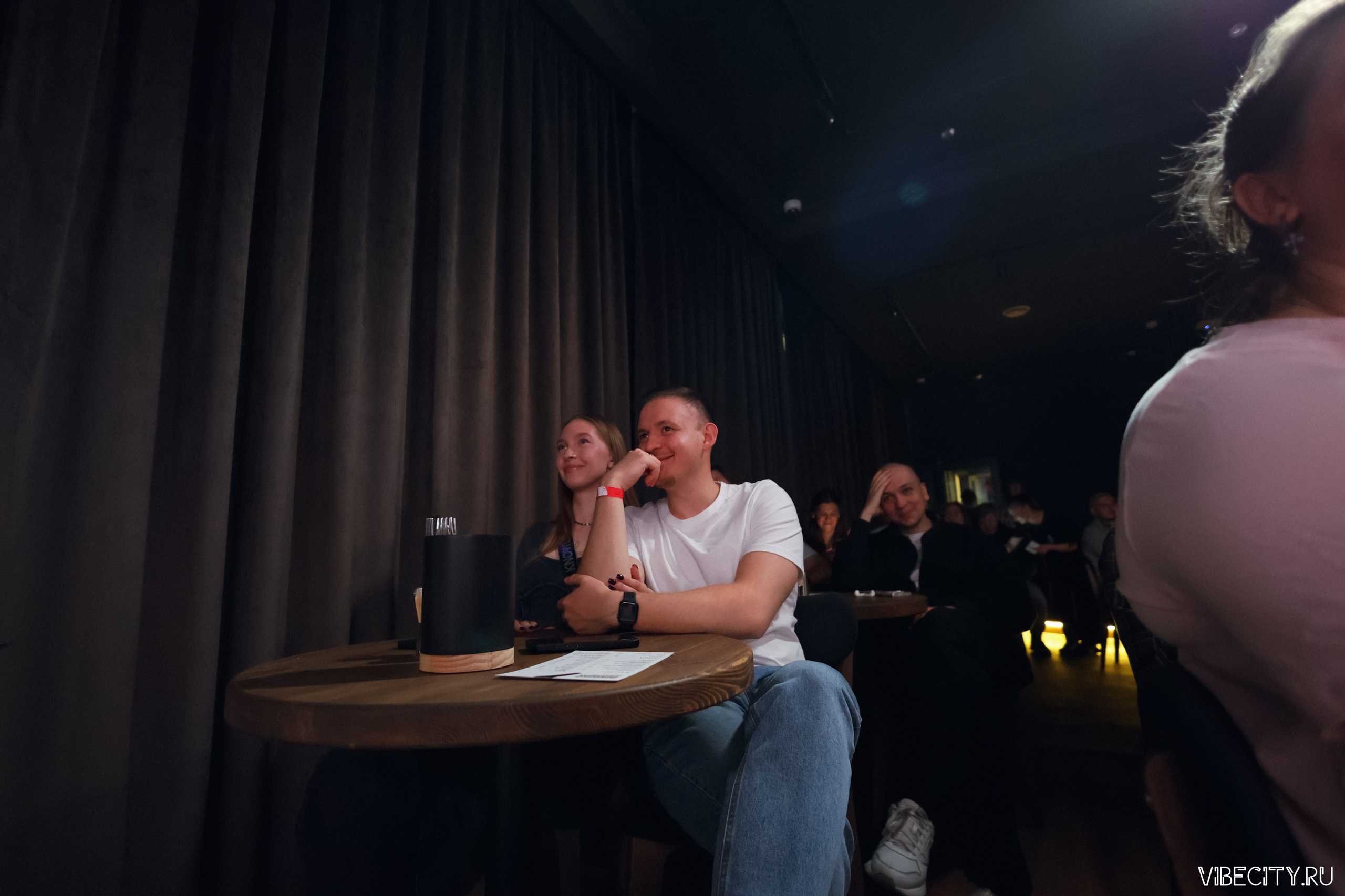 Стендап клуб Локация. VIBECITY.RU Вайб Сити Ру Фоторепортажи Фотоотчеты Калининград