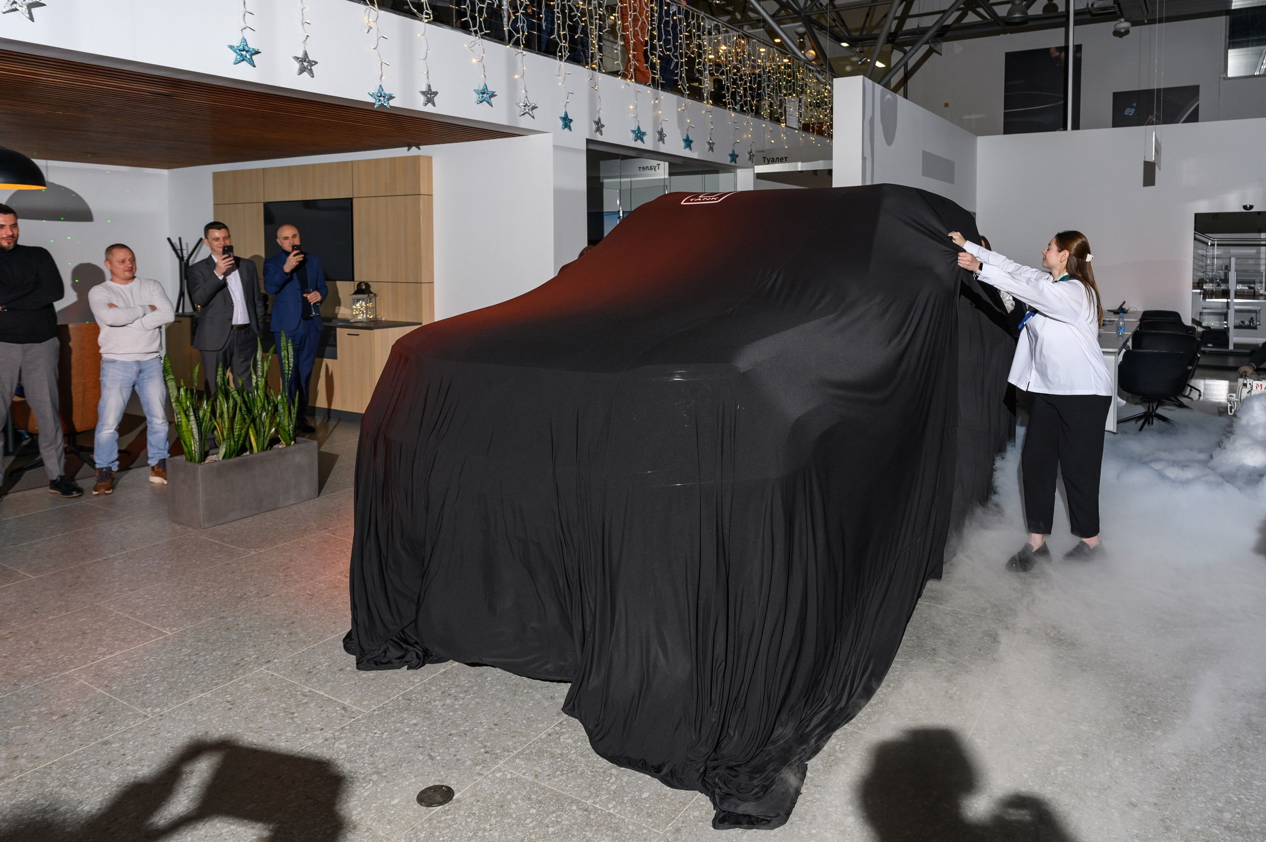 Автосалон Танк. Свадебный фотограф Москва Юрий Кульман