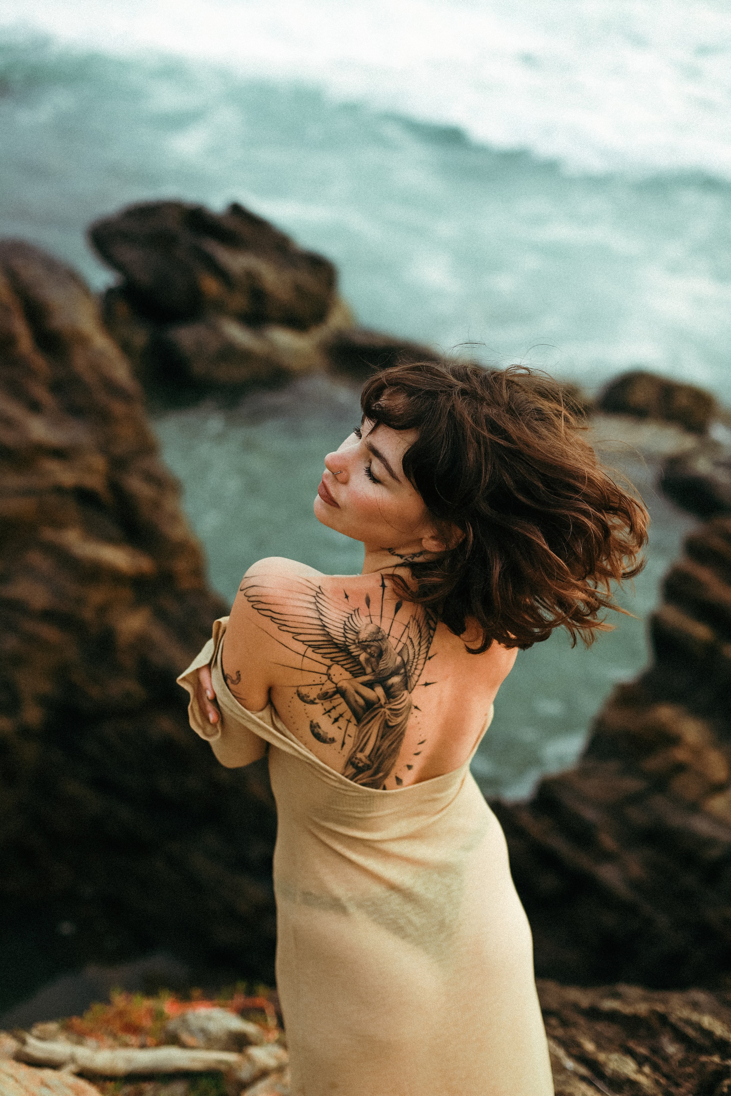 Эстетичные кадры на закате: девушка в прозрачном платье на камнях у отеля Naomi Beach | Нюд-фото. Фотограф на Шри-Ланке