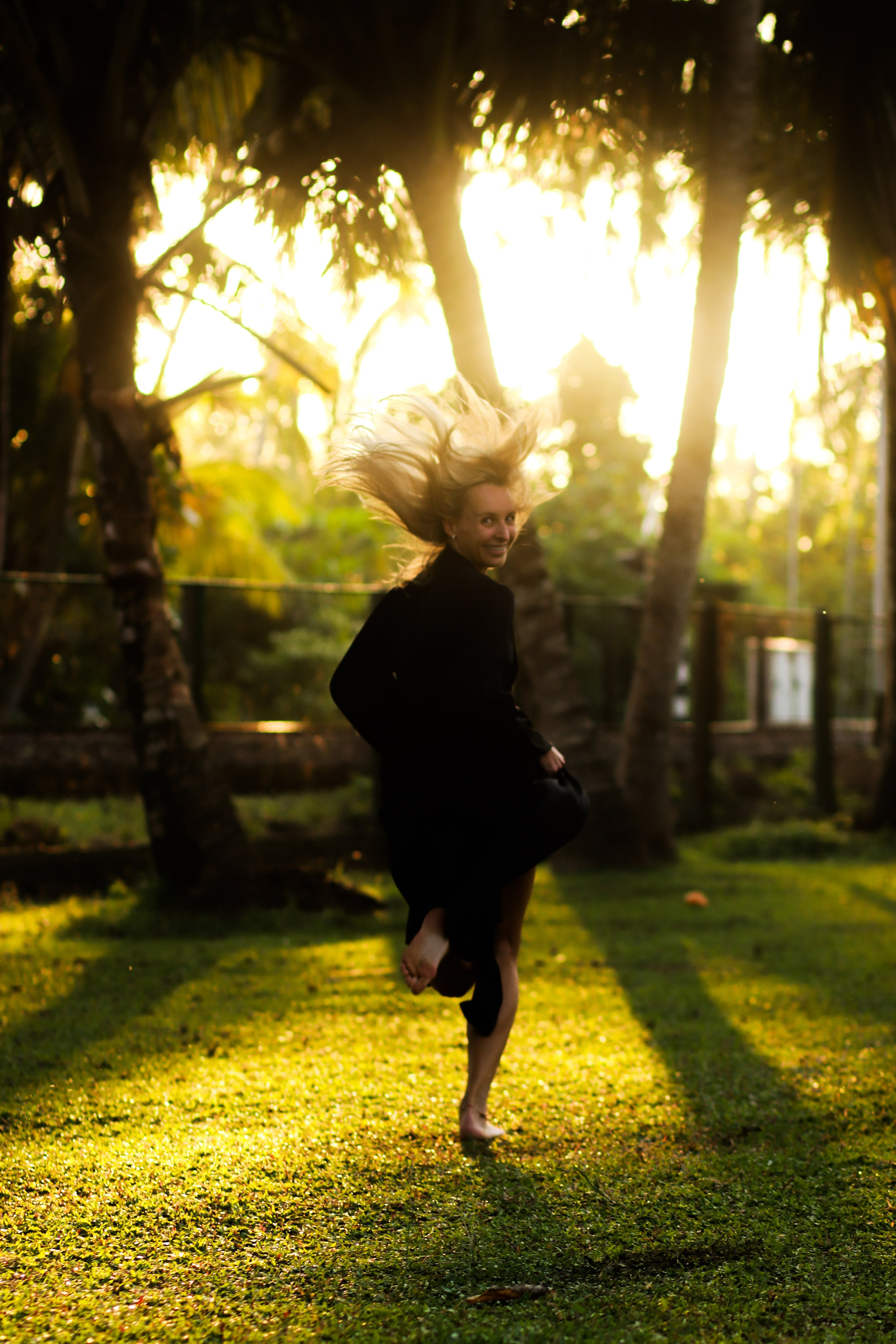 Фотосессия на Шри-Ланке: девушка в зеленом купальнике у бассейна виллы и с серфом на South Beach. Фотограф на Шри-Ланке