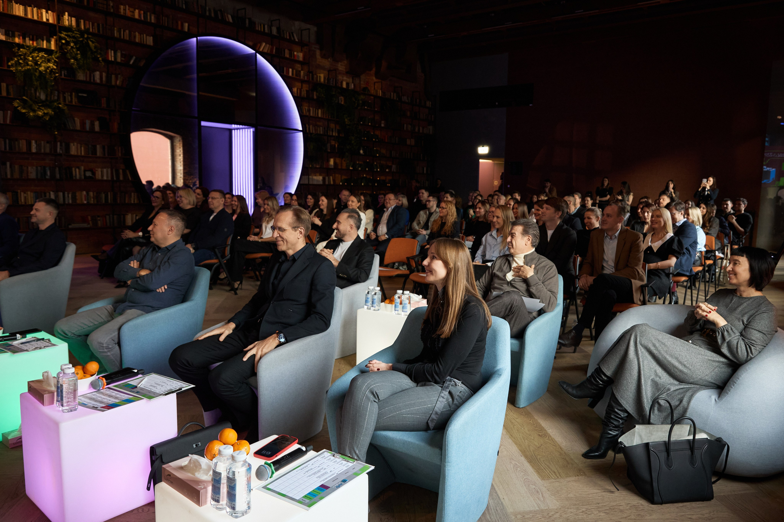 Репортажная фотосъемка в тёмном помещении с дополнительным светом. КонТайм: профессиональная съемка для организаций