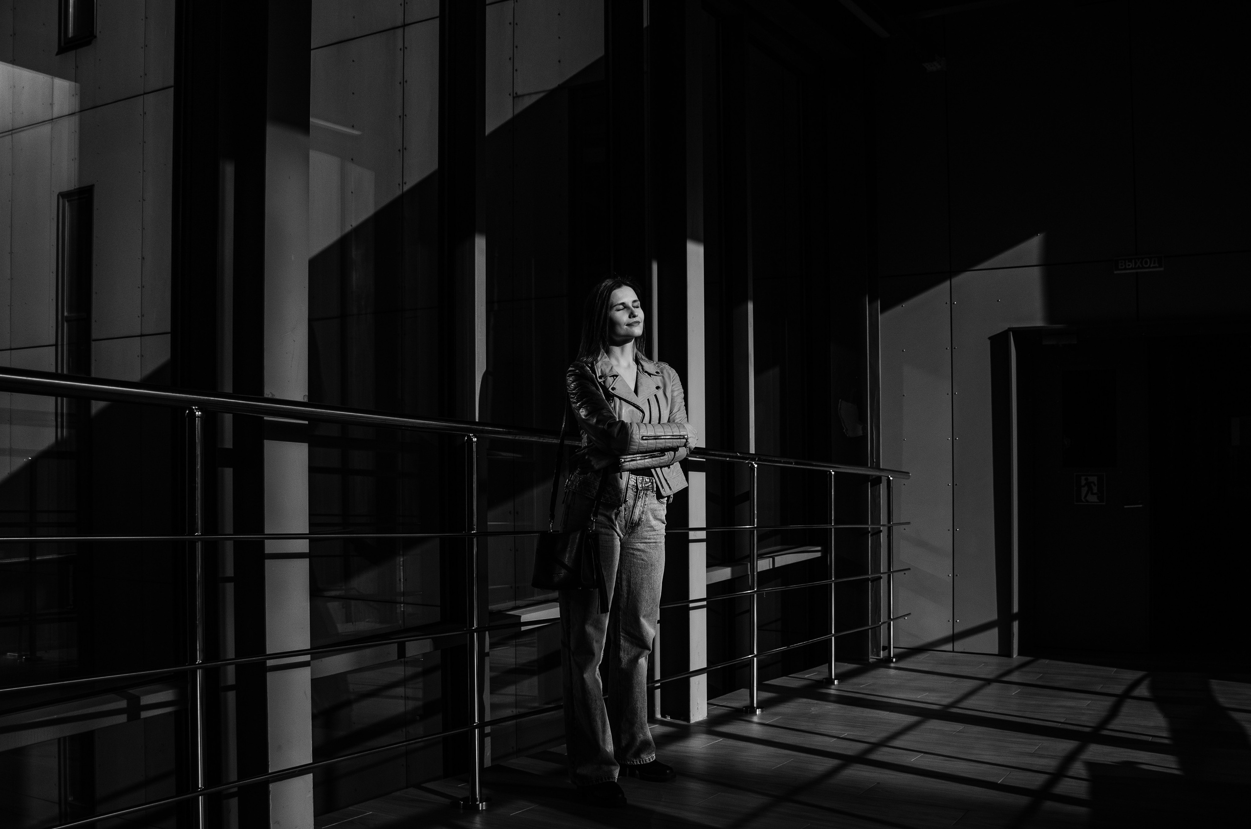 Мини-фотосерия в стеклянном переходе. Портретный и репортажный фотограф в Санкт-Петербурге Варвара Жукова