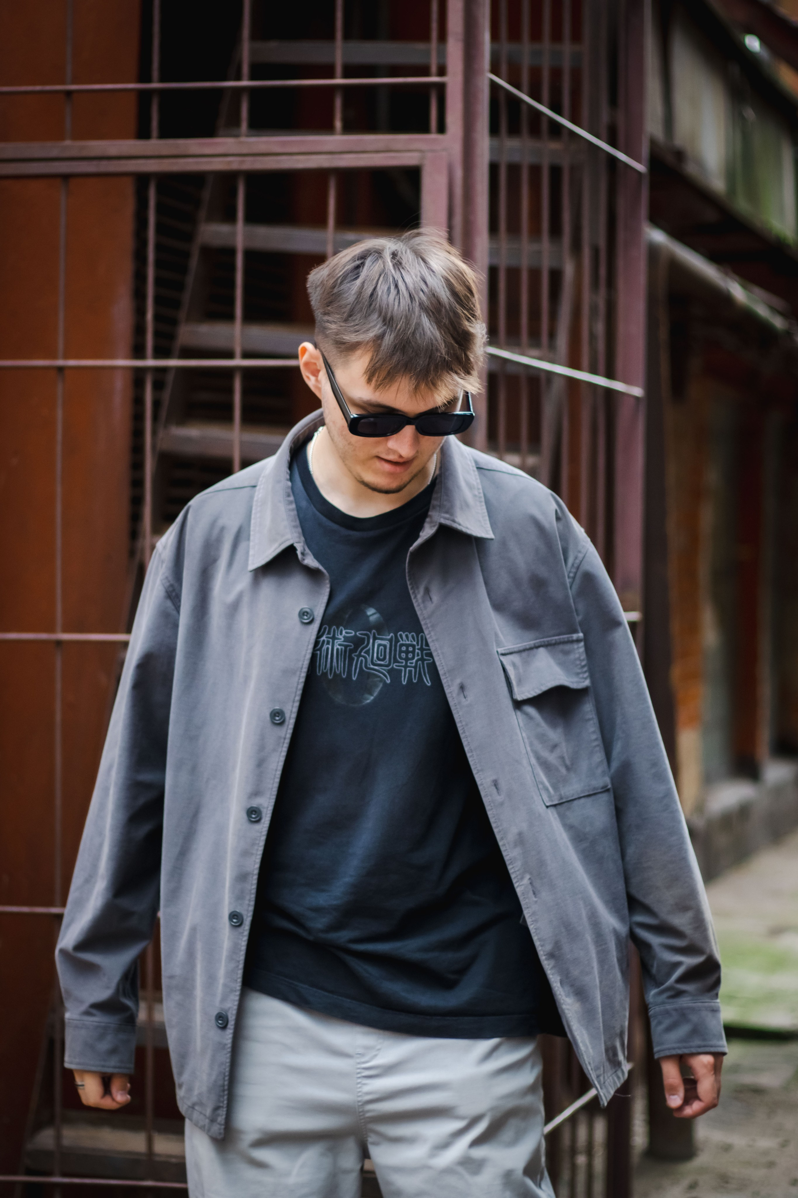 парень в образе в темных очках