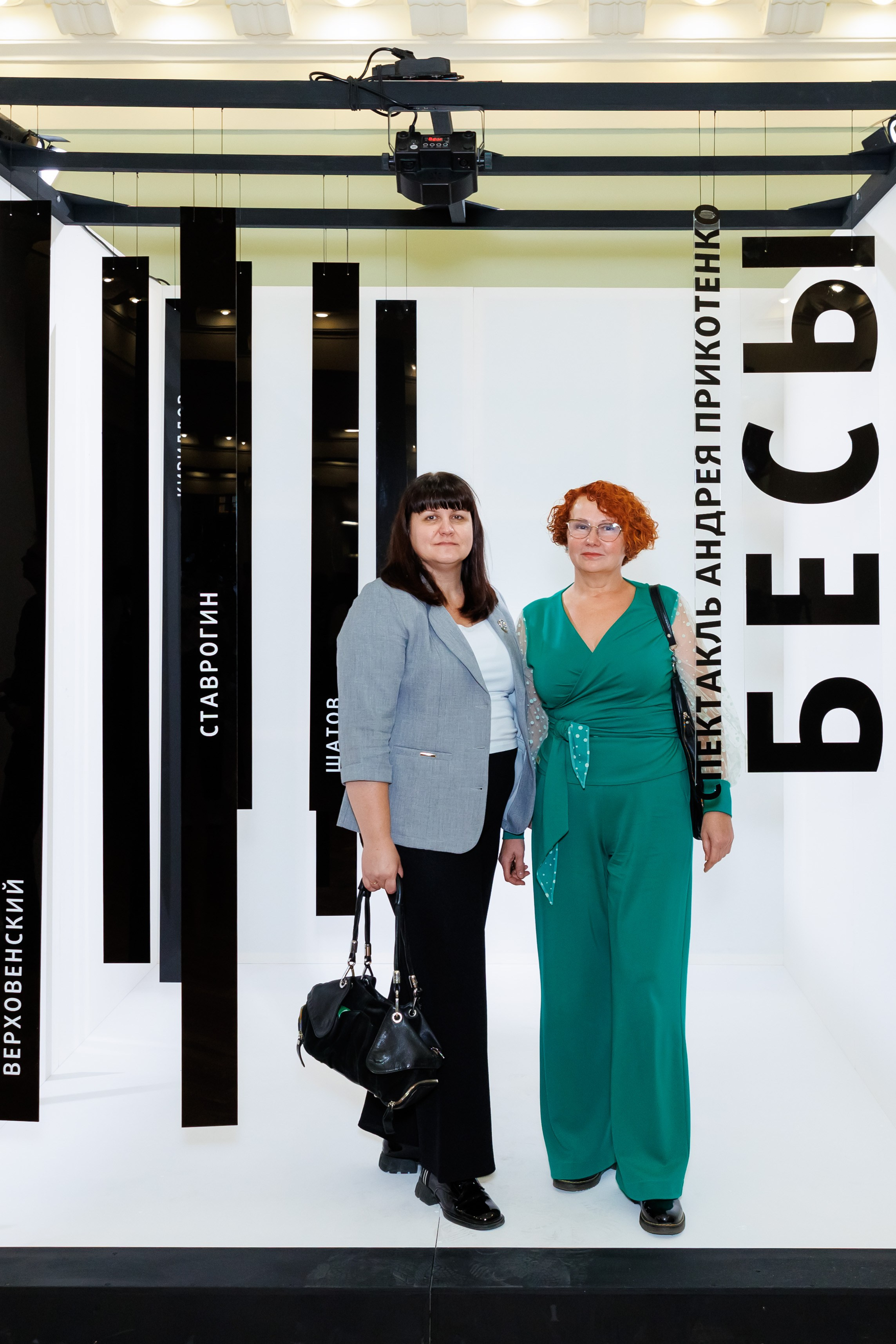 Красный факел — фотозона перед премьерой спектакля. Фотограф Новосибирск — Наталья Гресь