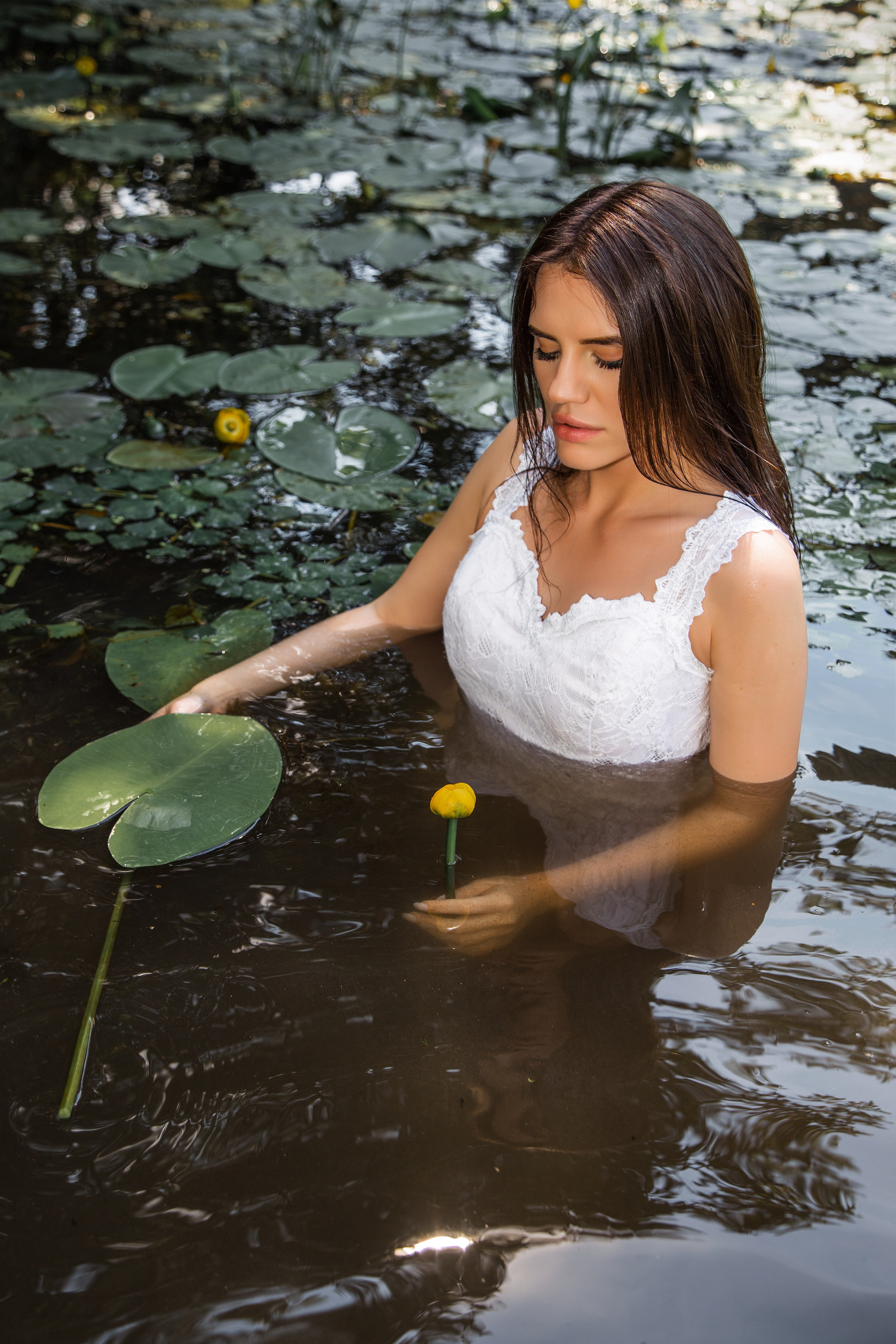 Фотосессия в кувшинках — женский портрет на озере | Анна Татаурова, Москва. Фотограф Анна Татаурова | Авторская фотосъемка в Москве